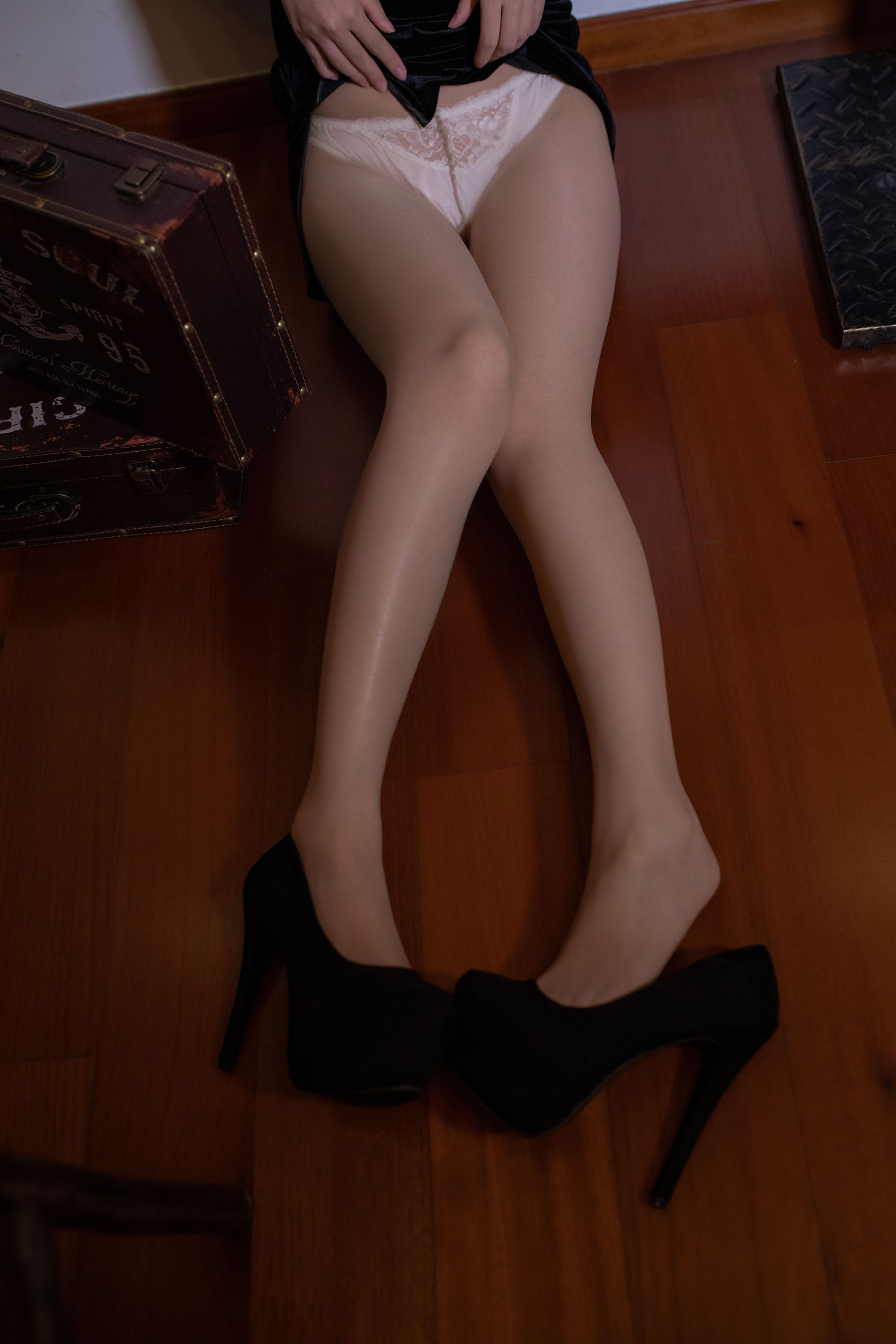 [网红COSER写真] 疯猫ss - 肉丝黑旗袍第6张