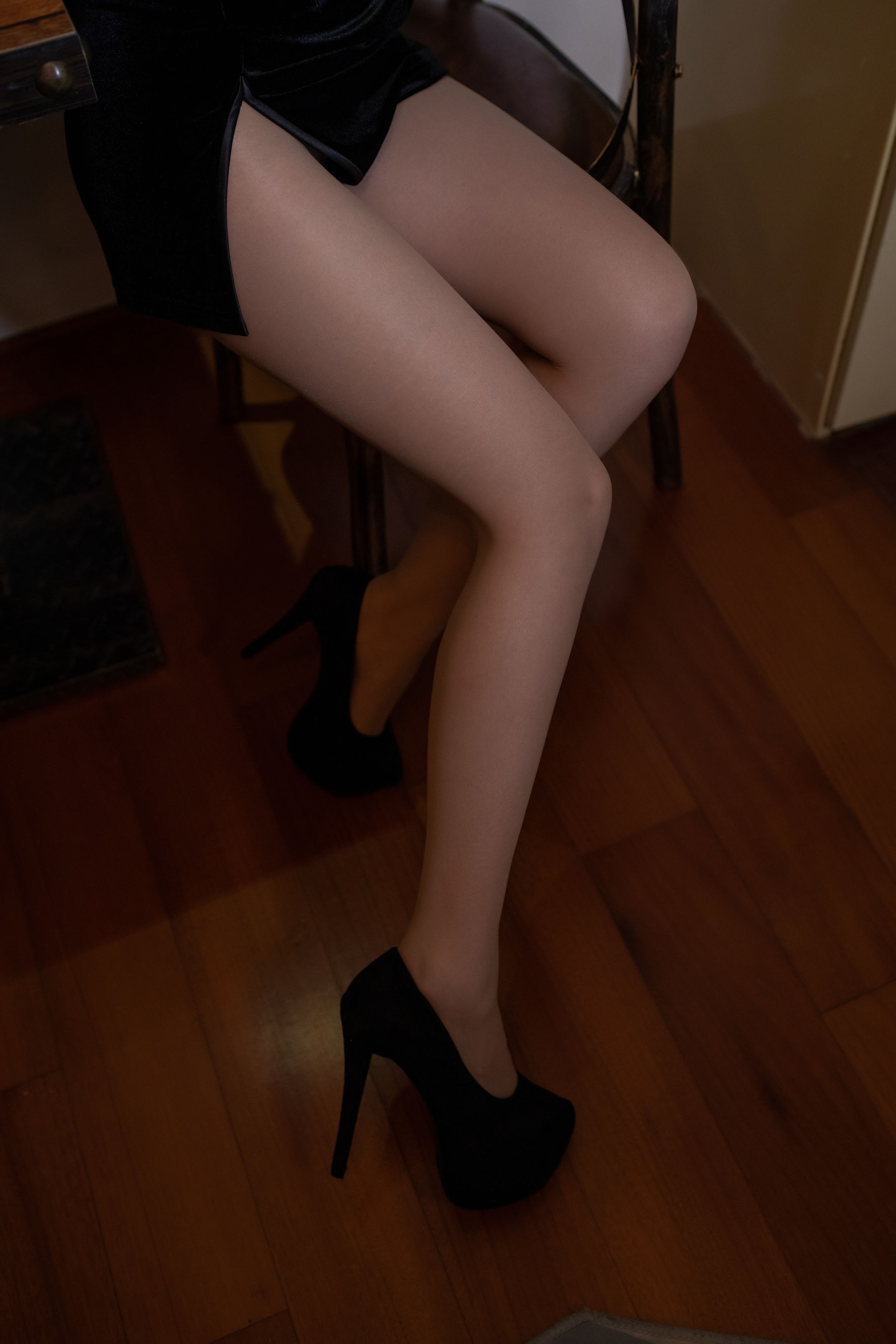 [网红COSER写真] 疯猫ss - 肉丝黑旗袍第2张