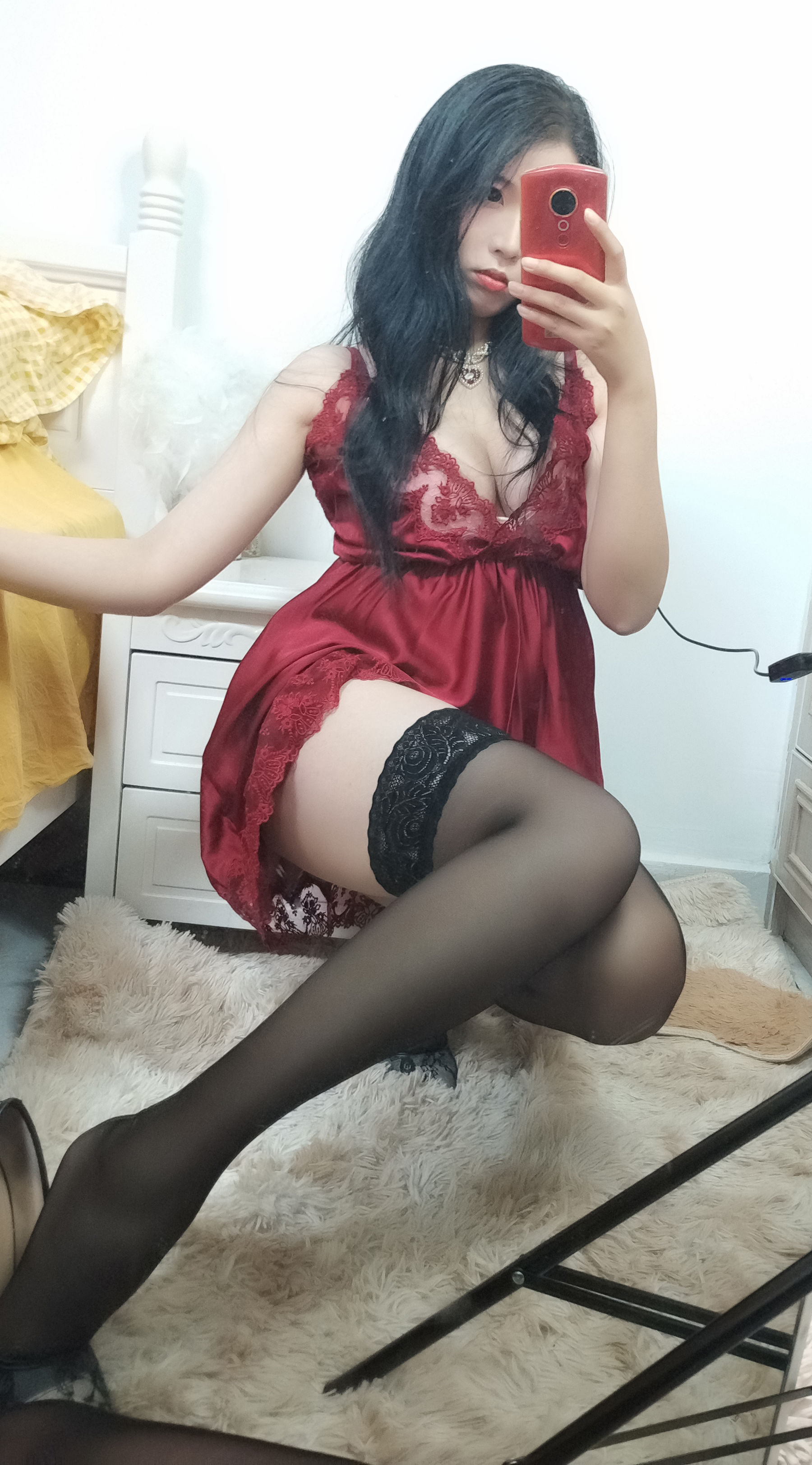 [福利COS] 轩萧学姐 - 酒红色睡衣第4张