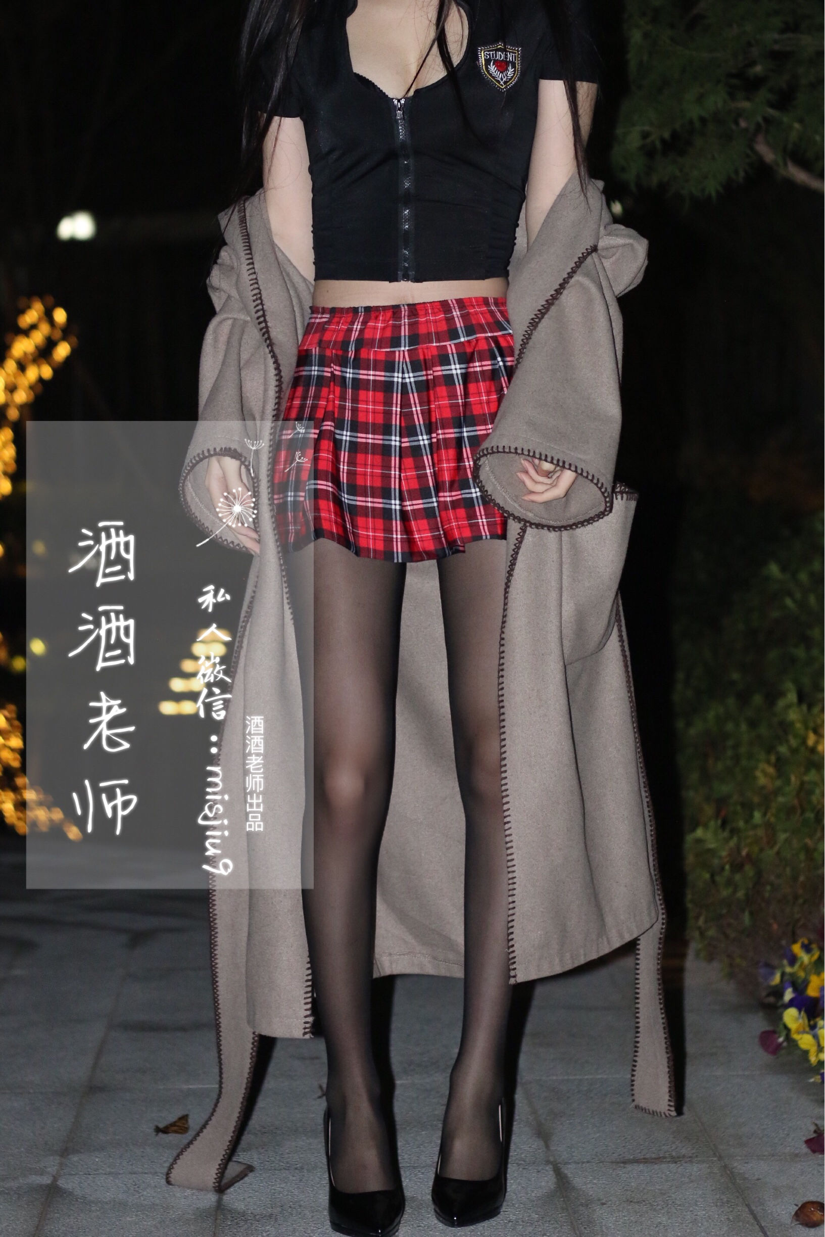 [福利COS] 酒酒老师 - 英伦短裙与黑丝高跟第16张