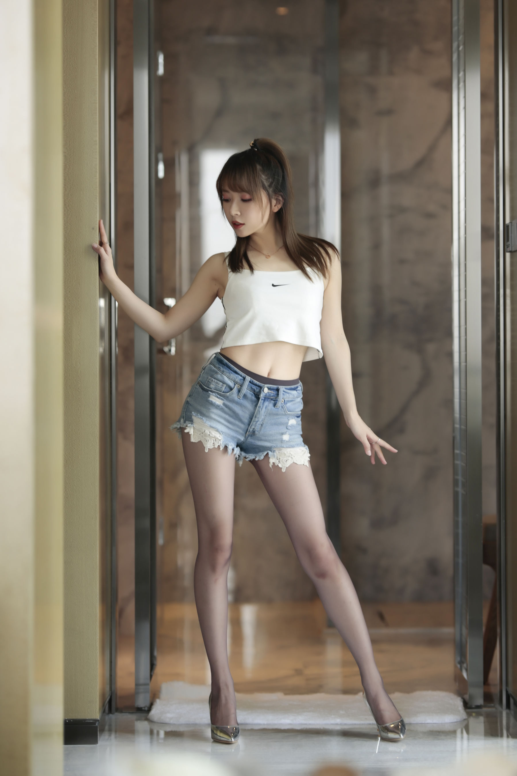 [福利COS] 斗鱼主播小女巫露娜 - 牛仔小裤裤第2张