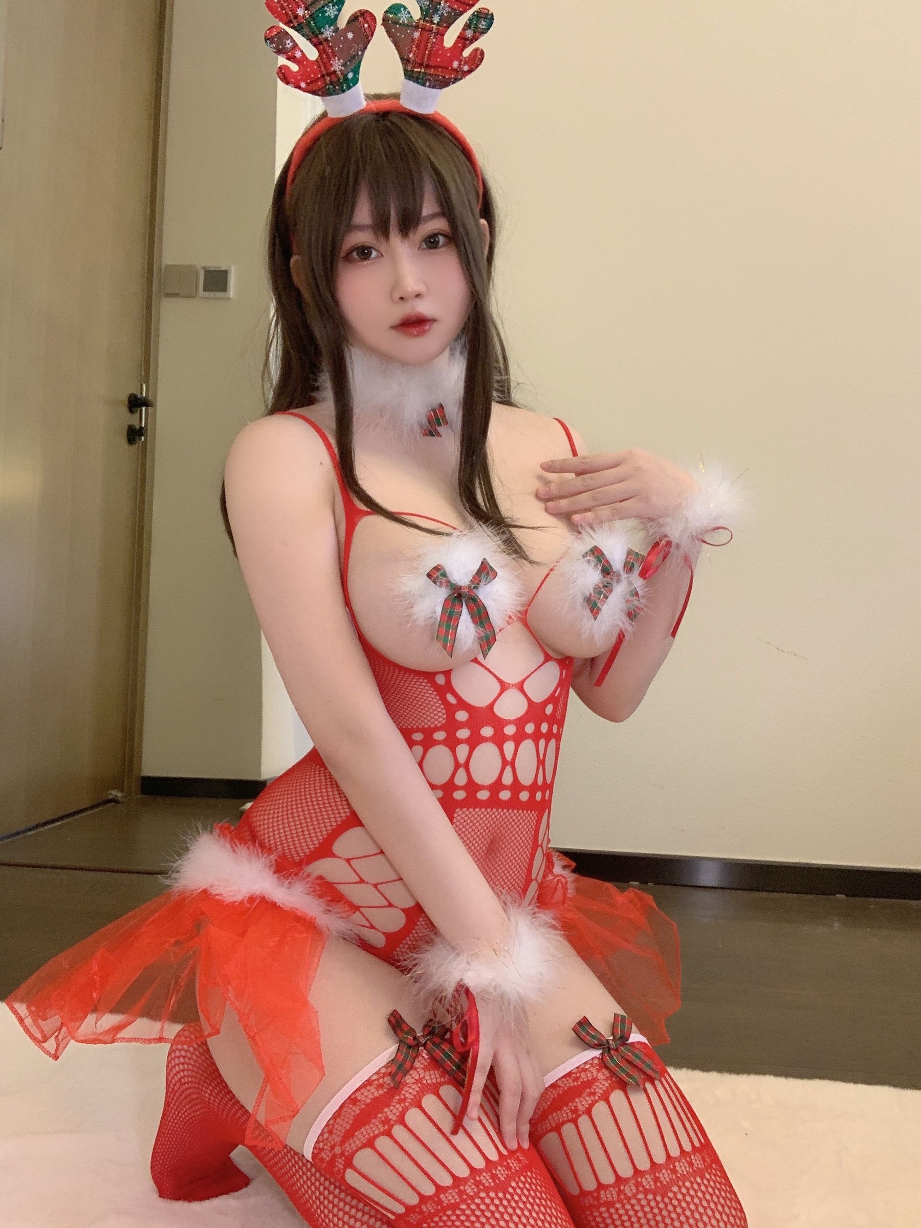 [网红COS] 蜜桃少女是依酱呀 - 2021圣诞特辑第13张