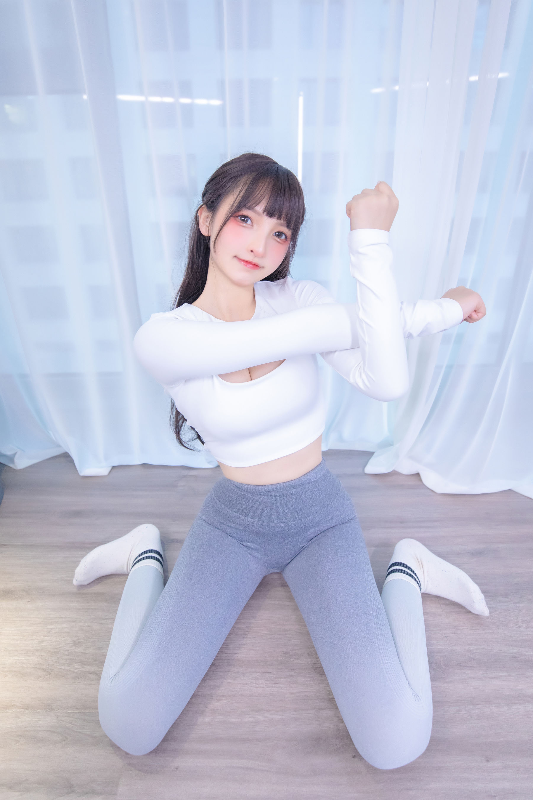 [网红COS] 萝莉神楽板真冬 瑜伽少女第22张