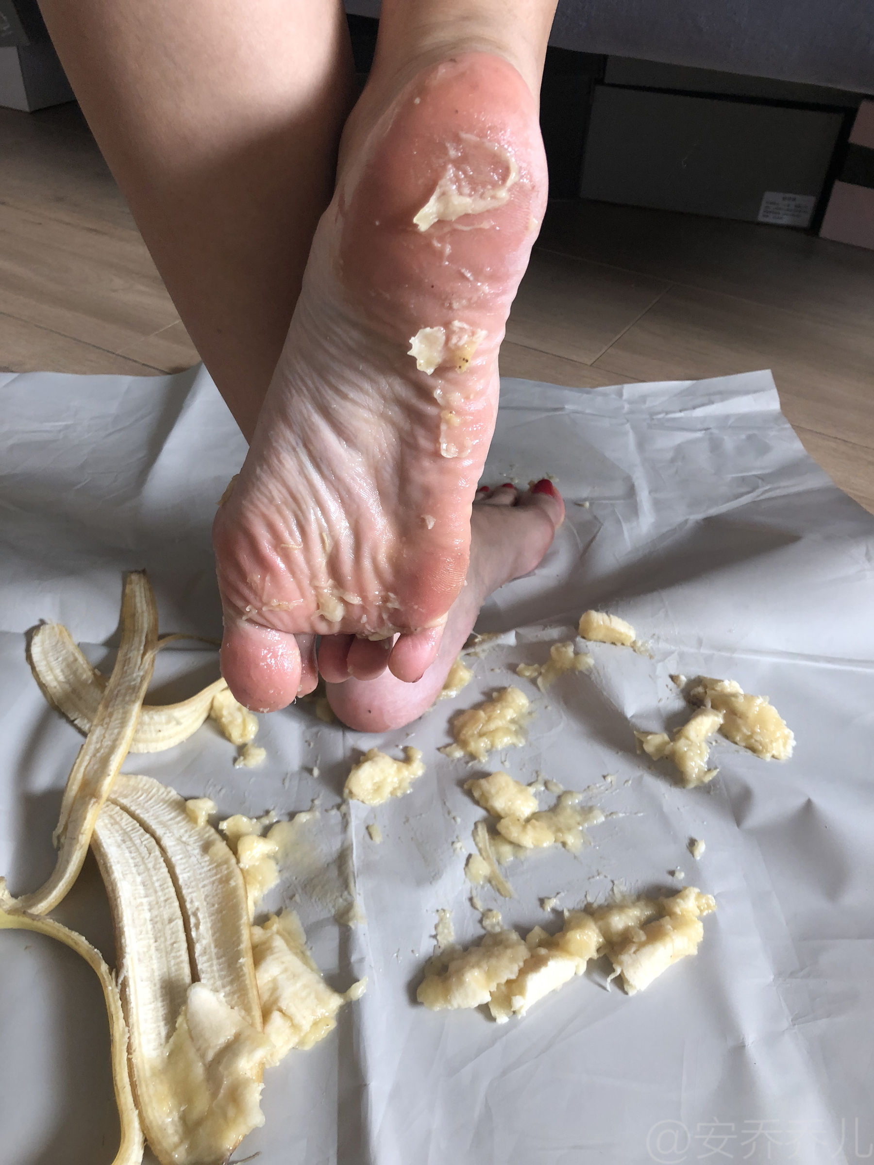 [福利COS] 安乔乔儿(Nia乔乔) No.009 踩香蕉第37张