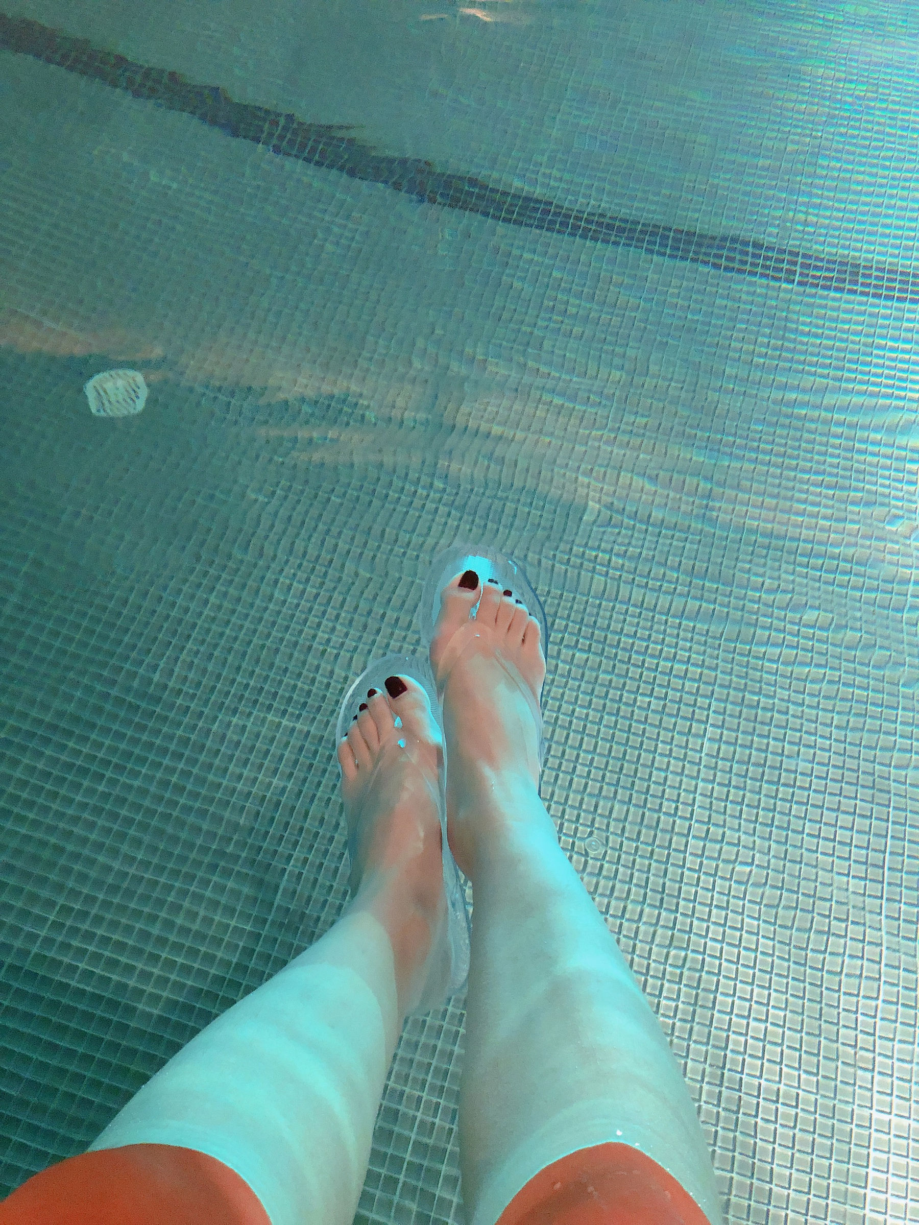 [福利COS] 安乔乔儿(Nia乔乔) No.012 泳池裸足第13张