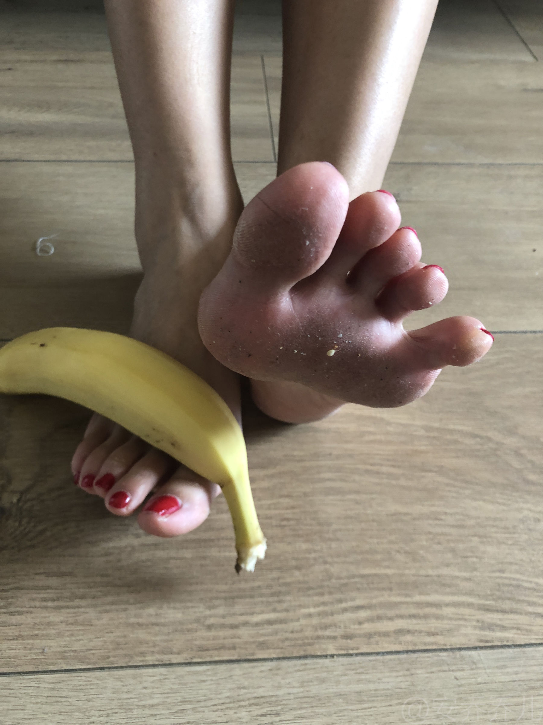 [福利COS] 安乔乔儿(Nia乔乔) No.009 踩香蕉第2张