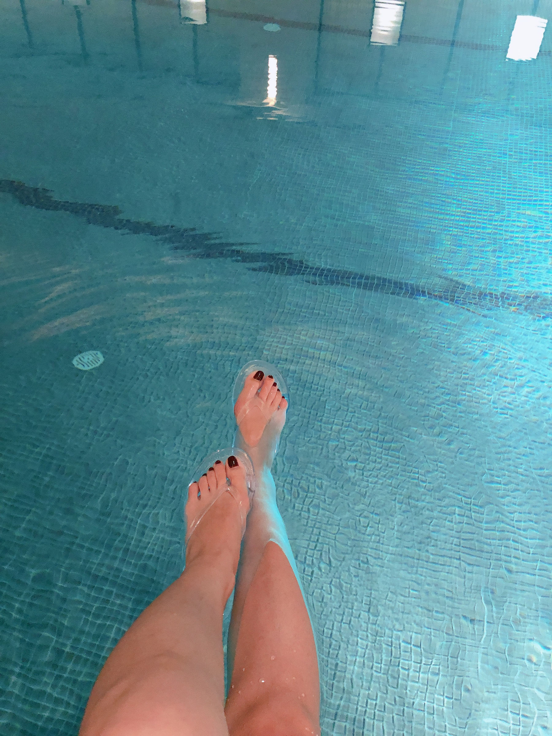 [福利COS] 安乔乔儿(Nia乔乔) No.012 泳池裸足第12张