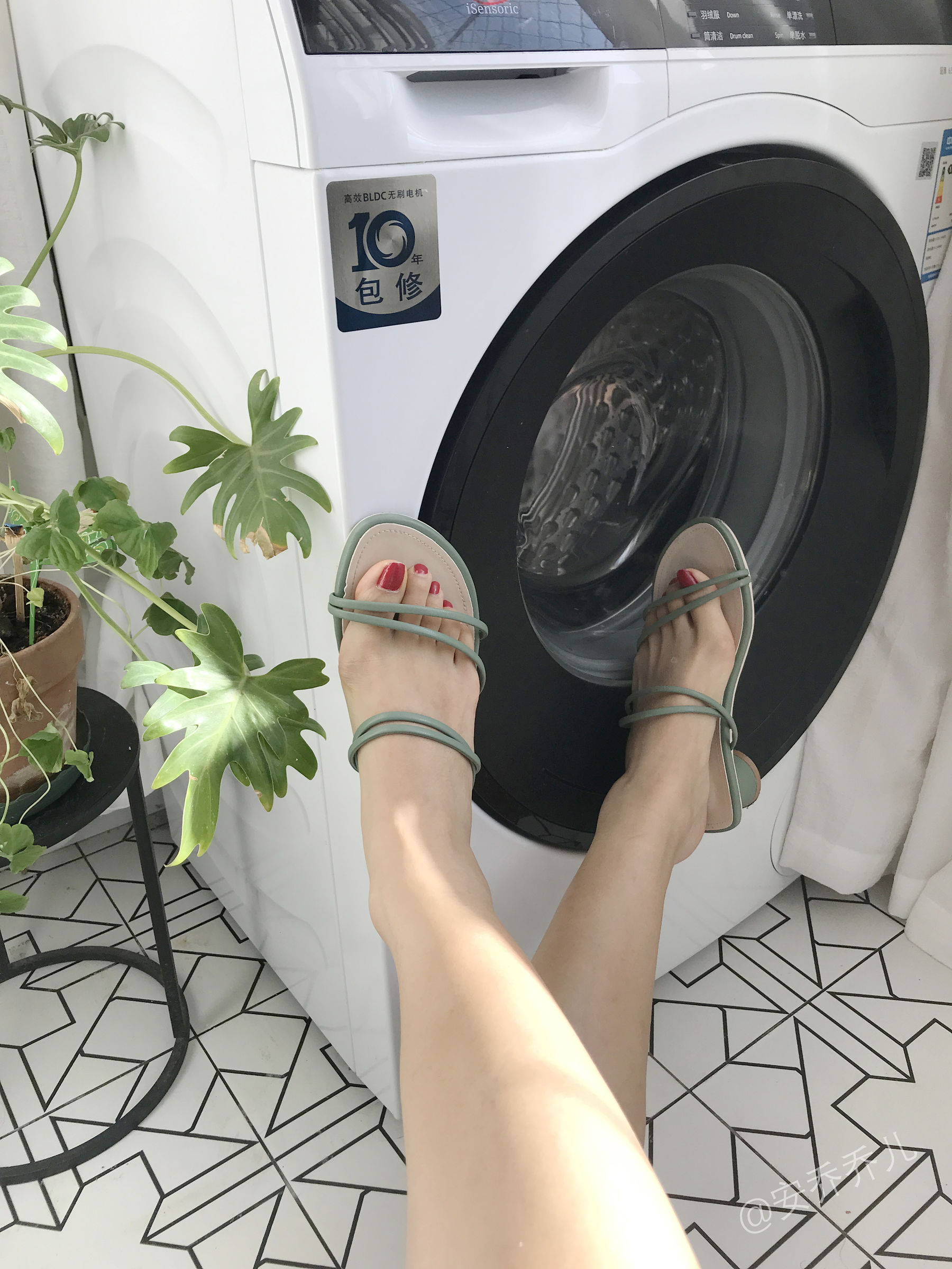 [福利COS] 安乔乔儿(Nia乔乔) No.016 阳台洗衣房第33张