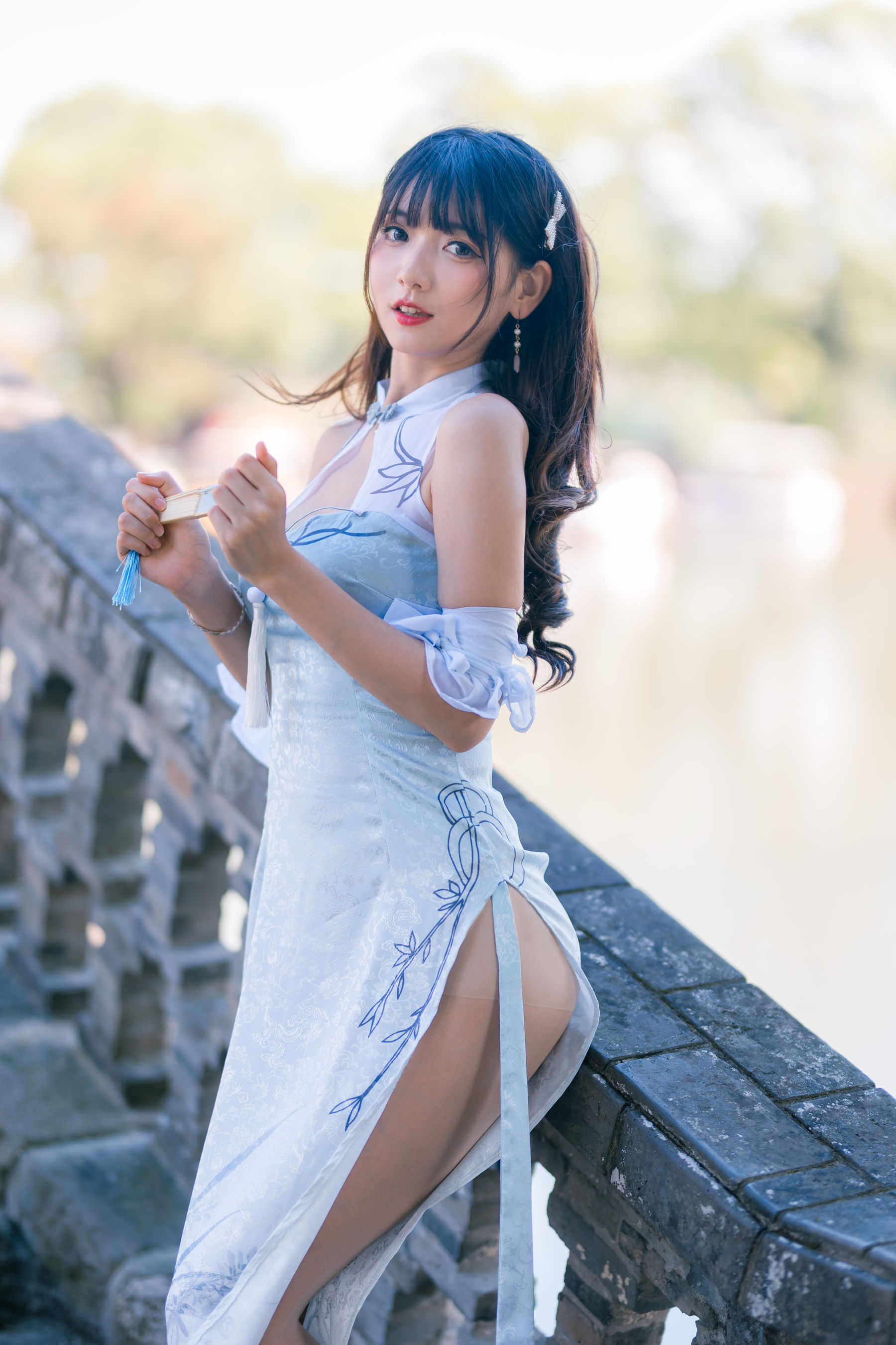 [福利COS] 可爱妹子陆卿卿kyokyo - 蓝色旗袍第5张