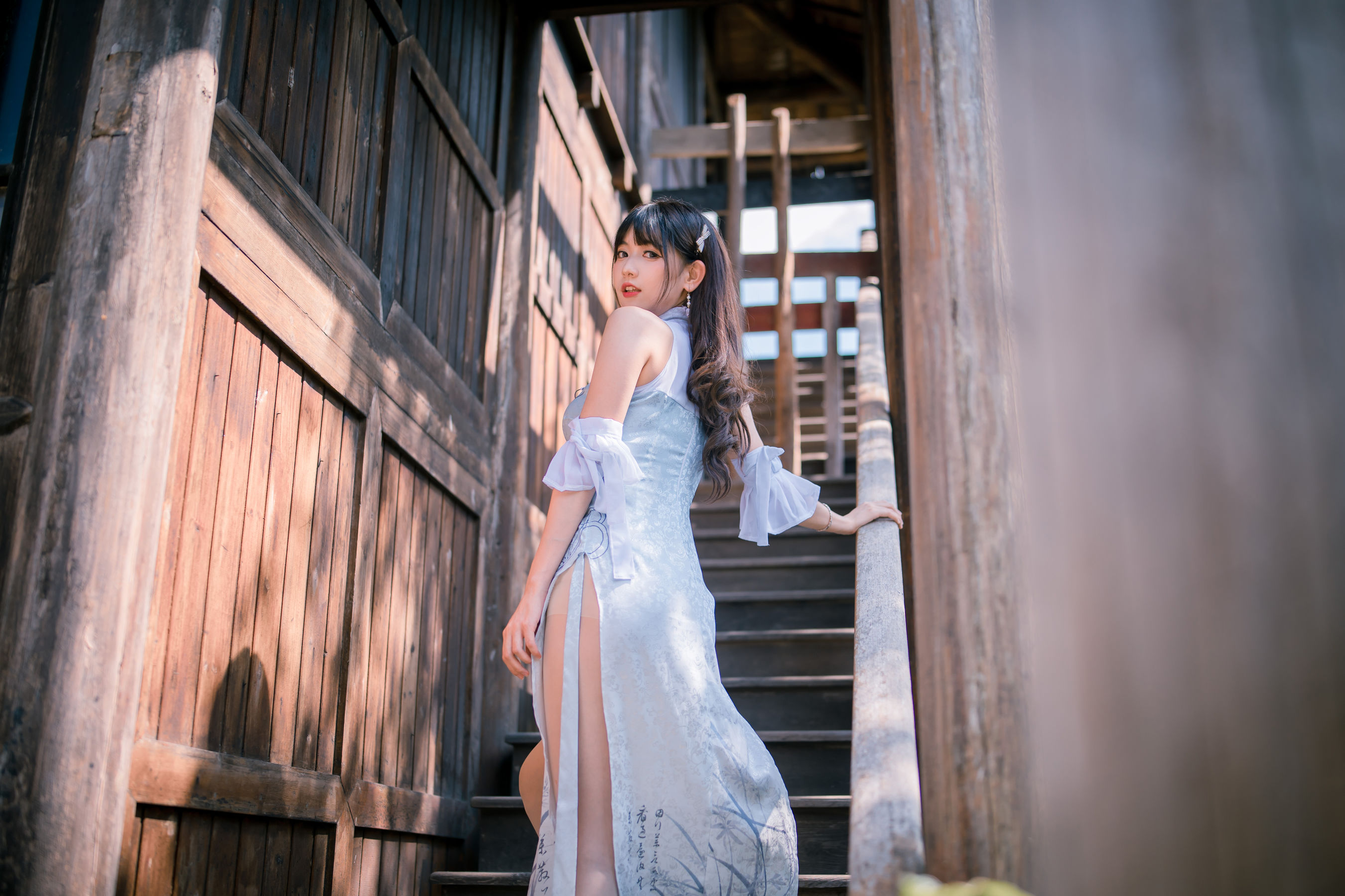 [福利COS] 可爱妹子陆卿卿kyokyo - 蓝色旗袍第8张