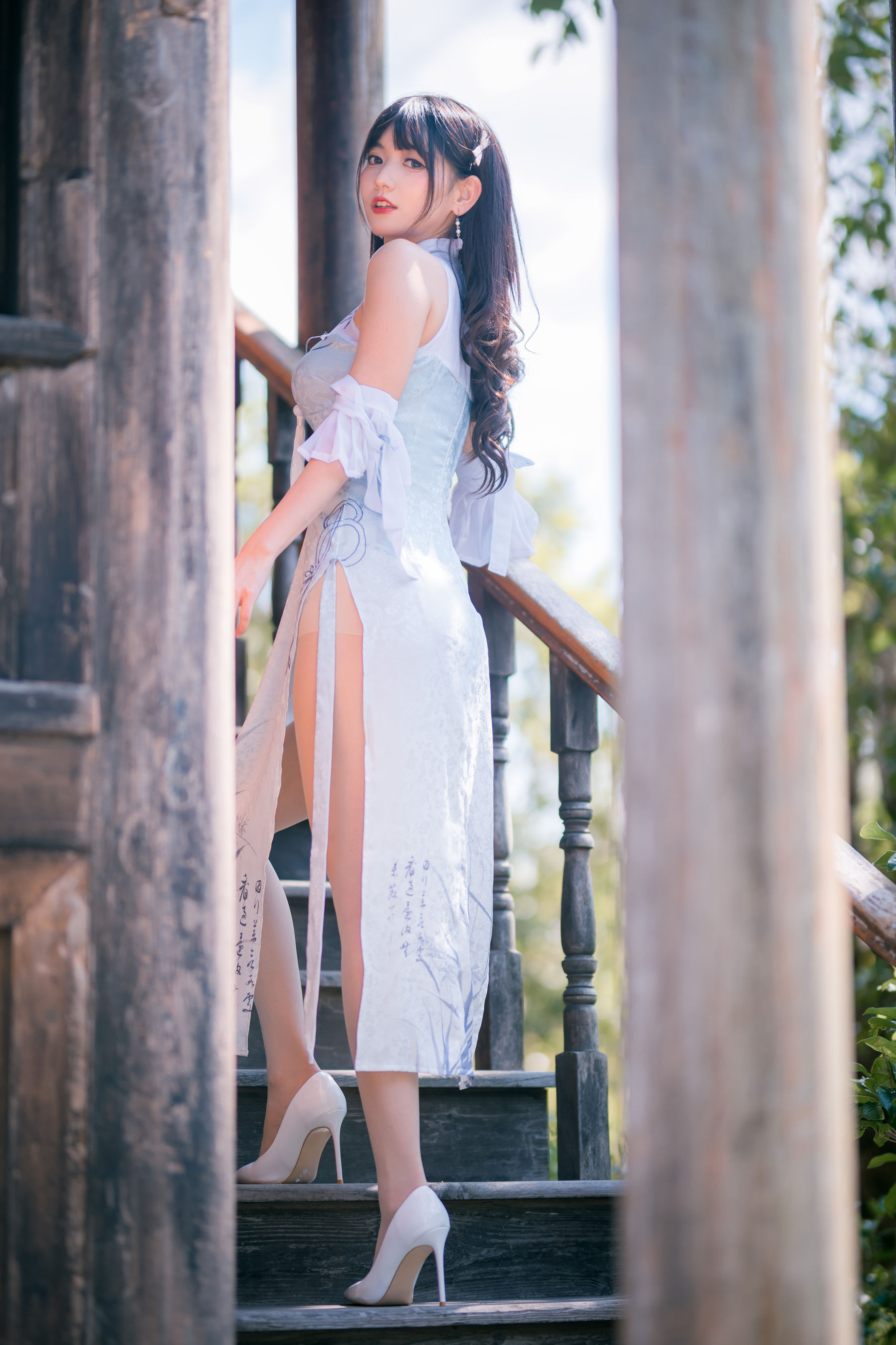 [福利COS] 可爱妹子陆卿卿kyokyo - 蓝色旗袍第4张