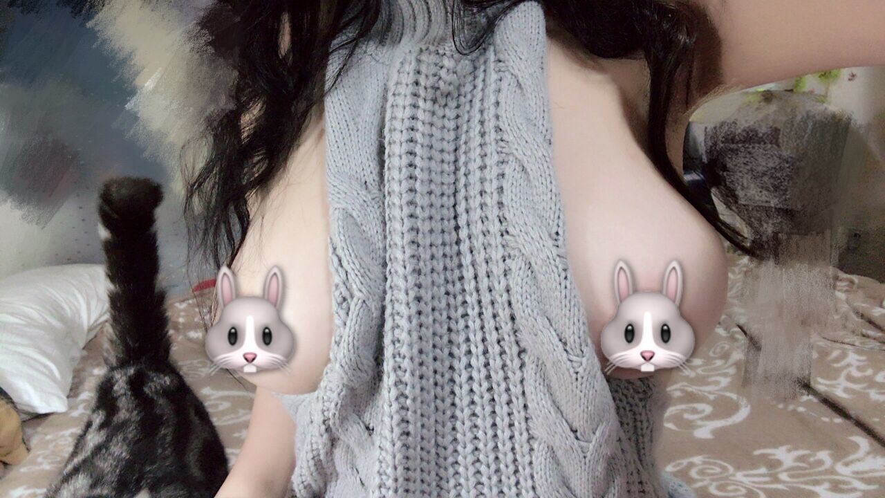 [福利COS] 奶兔biubiu - 灰色毛衣第1张