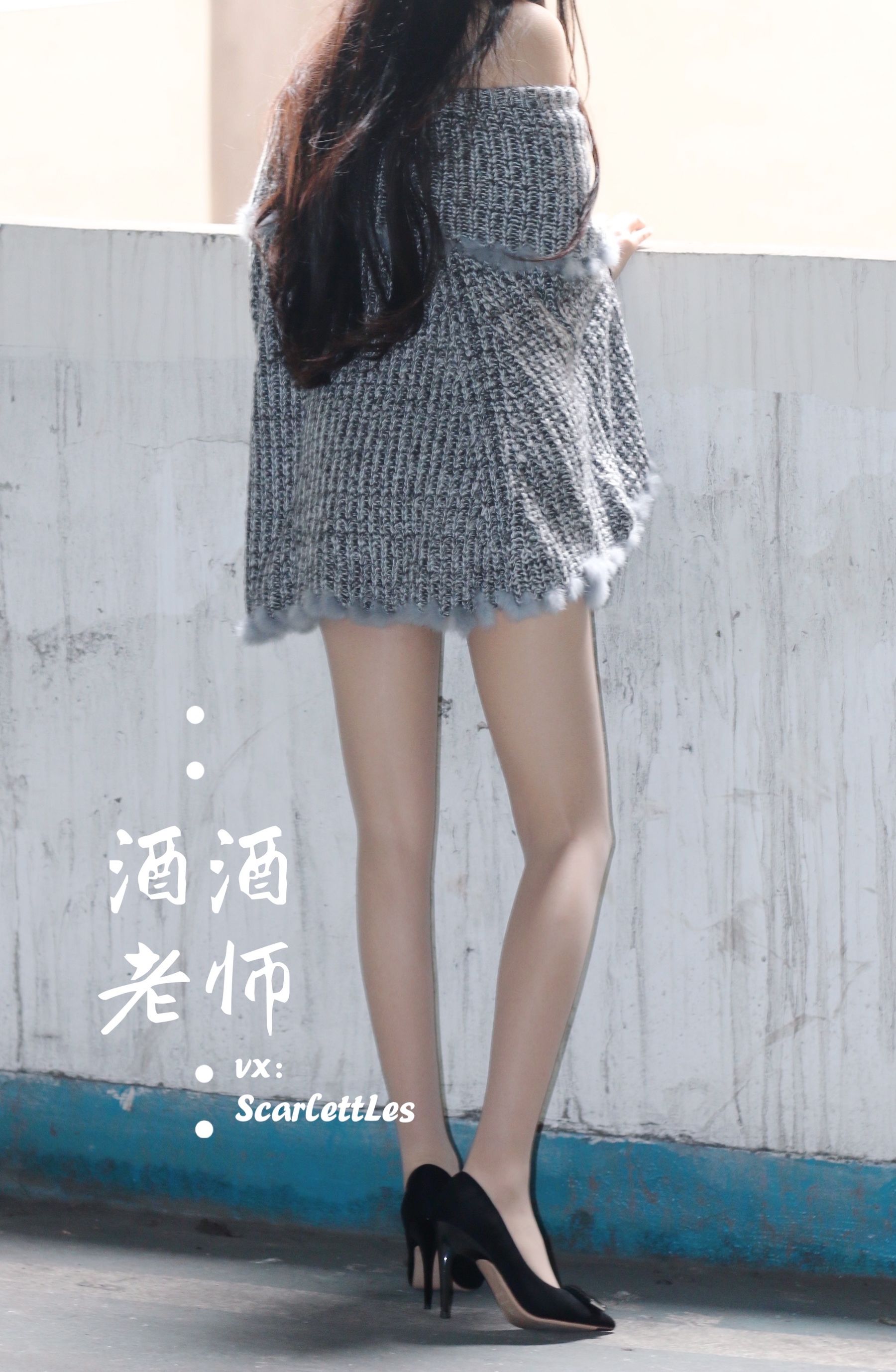 [福利COS] 酒酒老师 - 停车场里的超短裙第12张