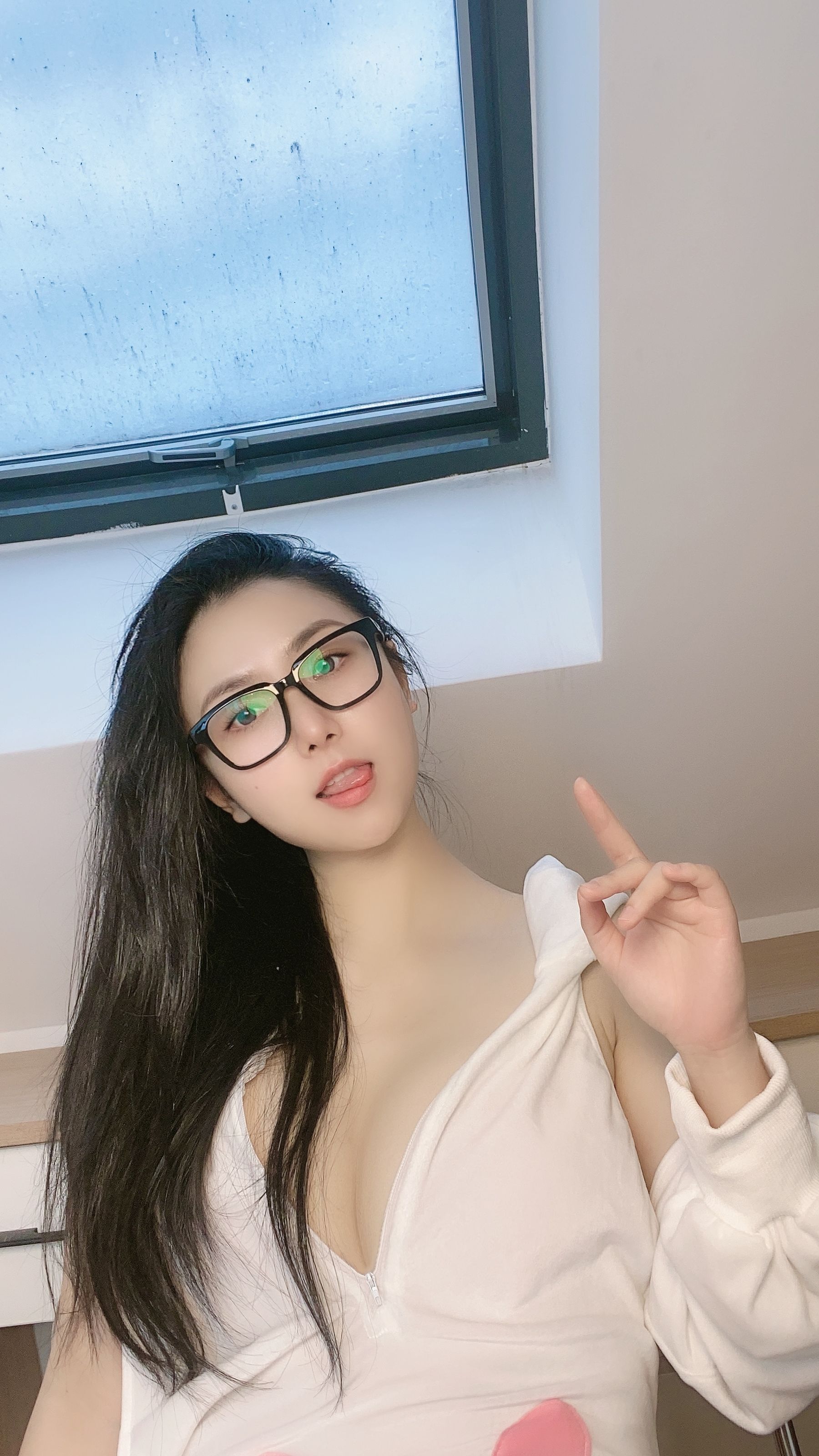 [福利COS] 俏妞qiaoniuTT - 丝袜长腿翘臀 视图合集第5张