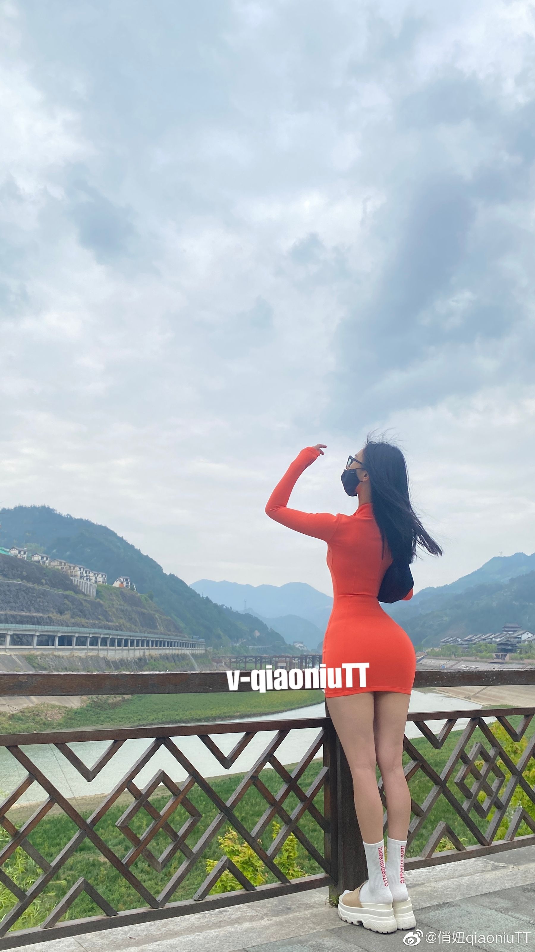 [福利COS] 俏妞qiaoniuTT - 丝袜长腿翘臀 视图合集第17张