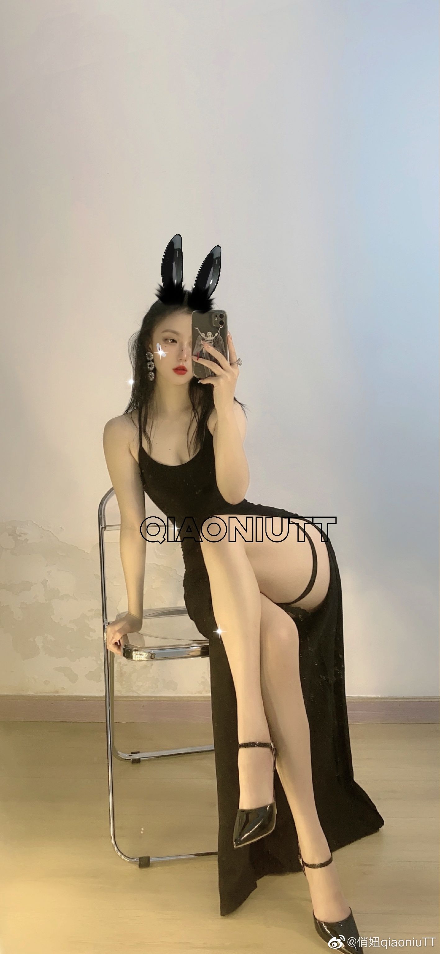 [福利COS] 俏妞qiaoniuTT - 丝袜长腿翘臀 视图合集第32张