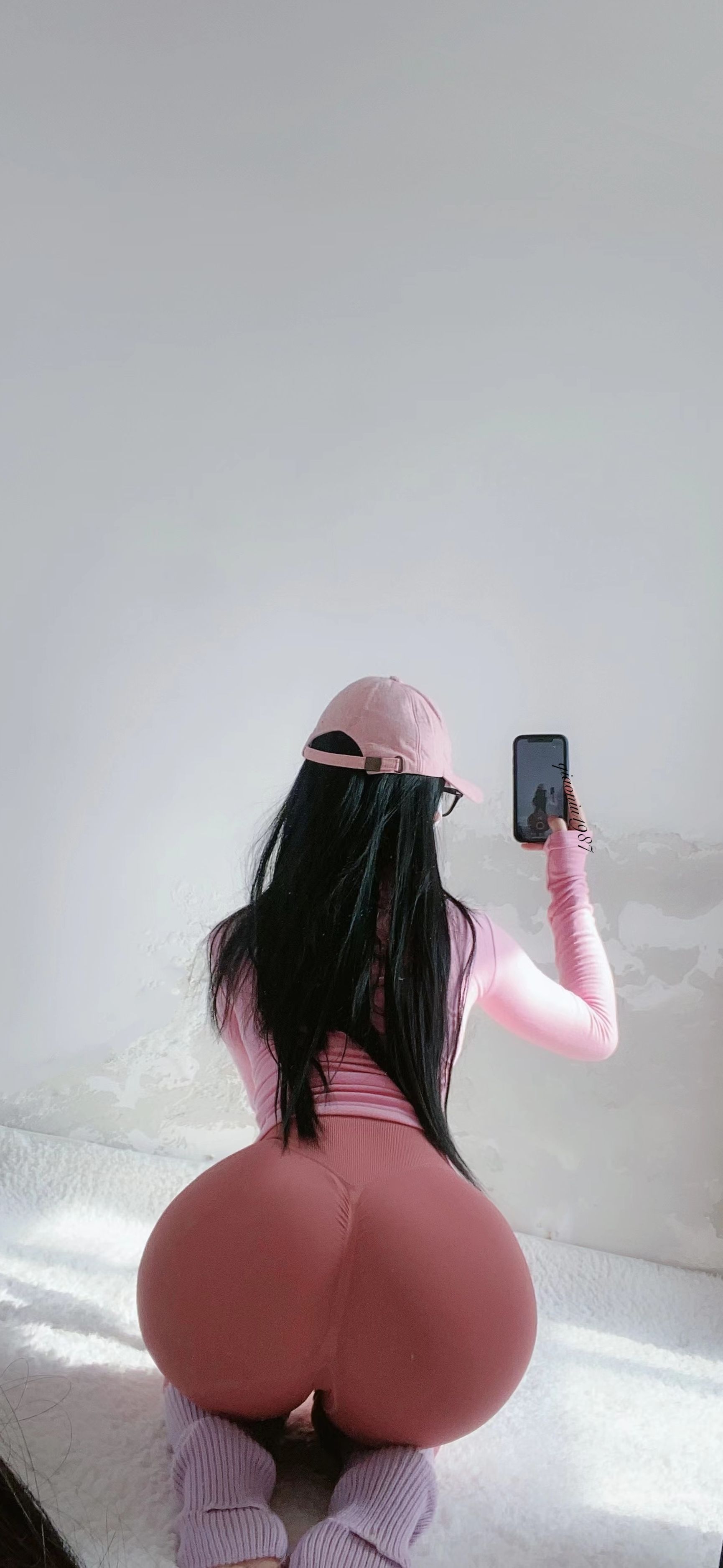 [福利COS] 俏妞qiaoniuTT - 丝袜长腿翘臀 视图合集第44张