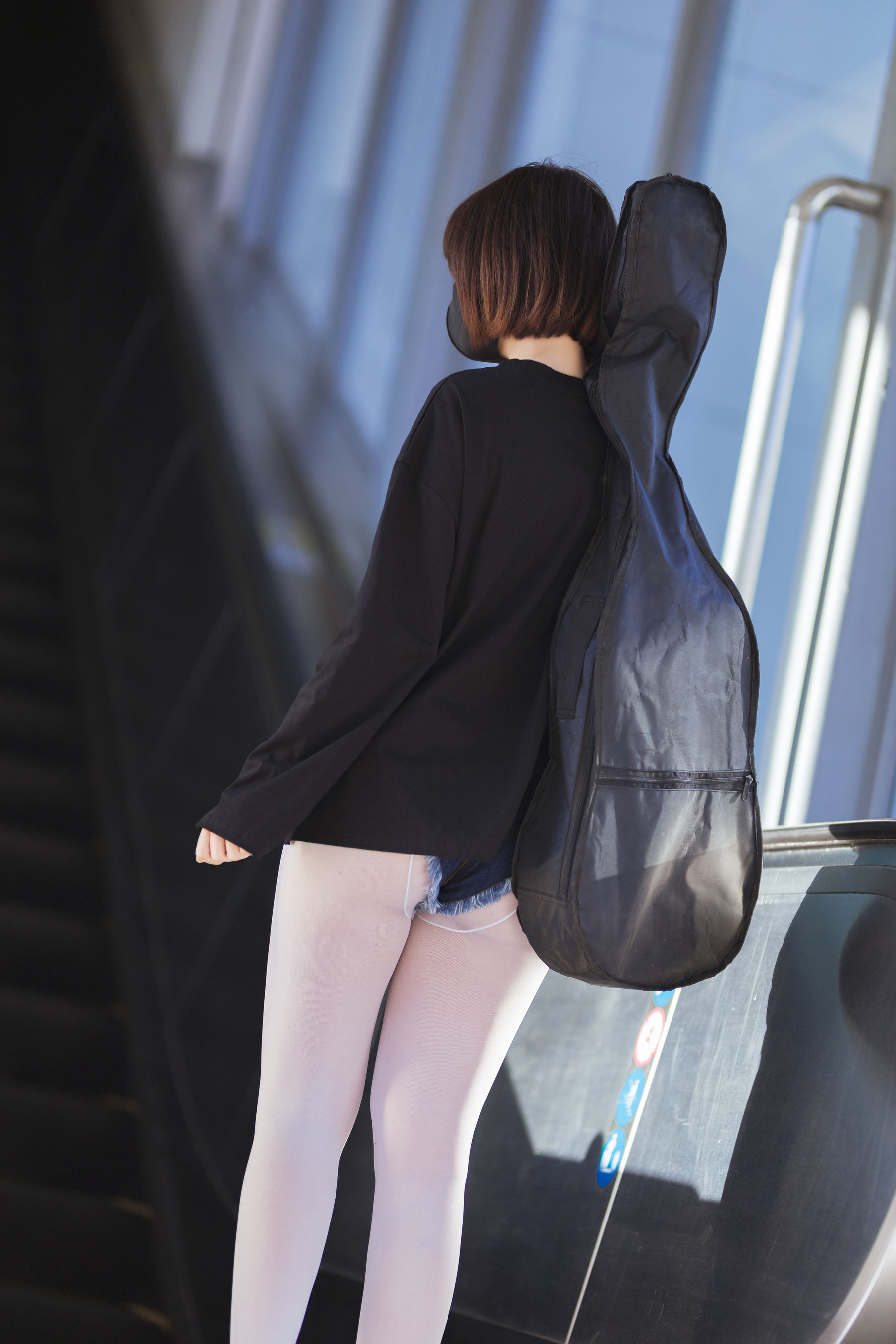 [福利COS] 洛桑w伊梓 - 地铁吉他第1张