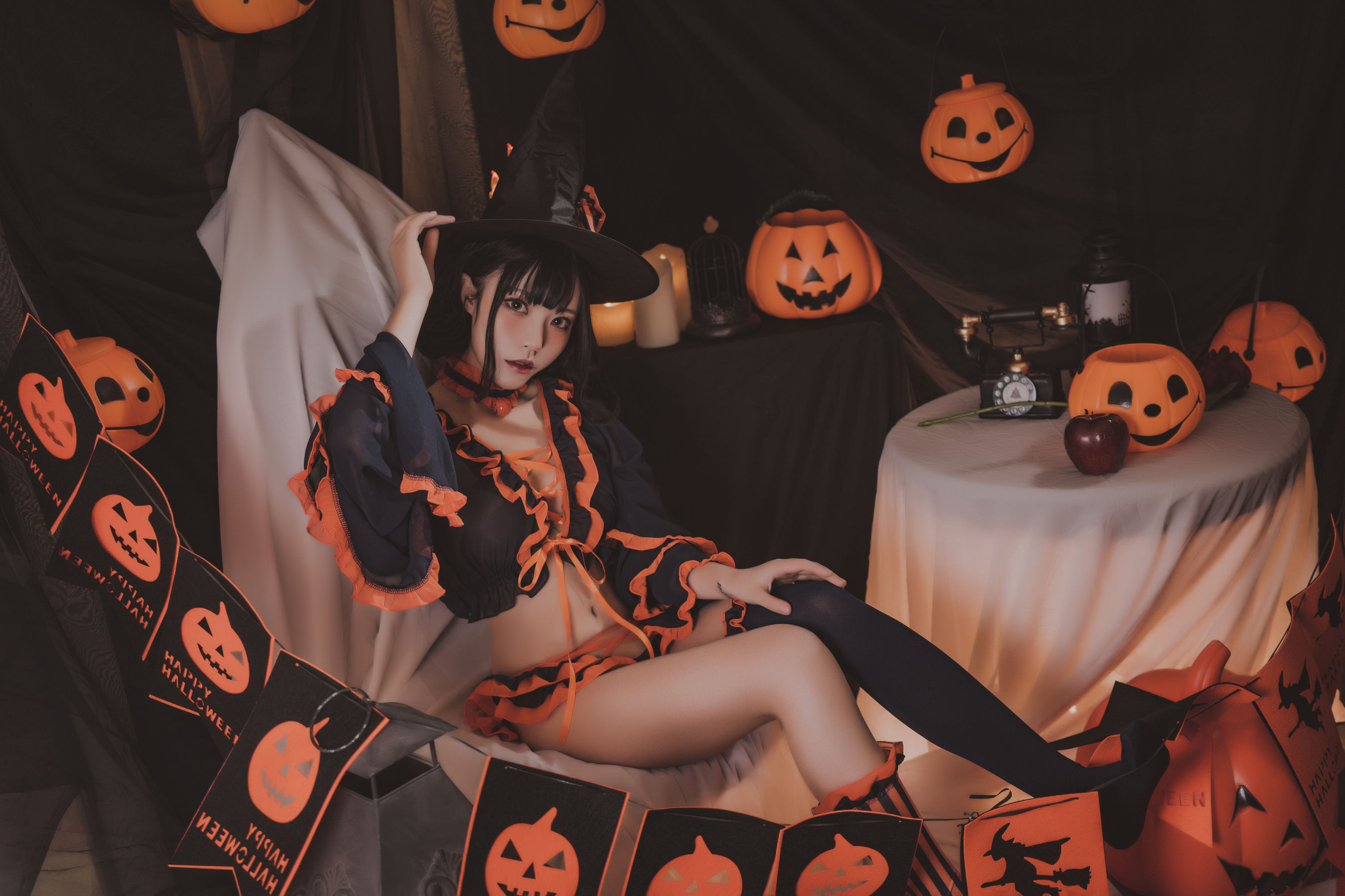 [福利COS] 萌妹白易子教主 - 万圣节魔女第3张