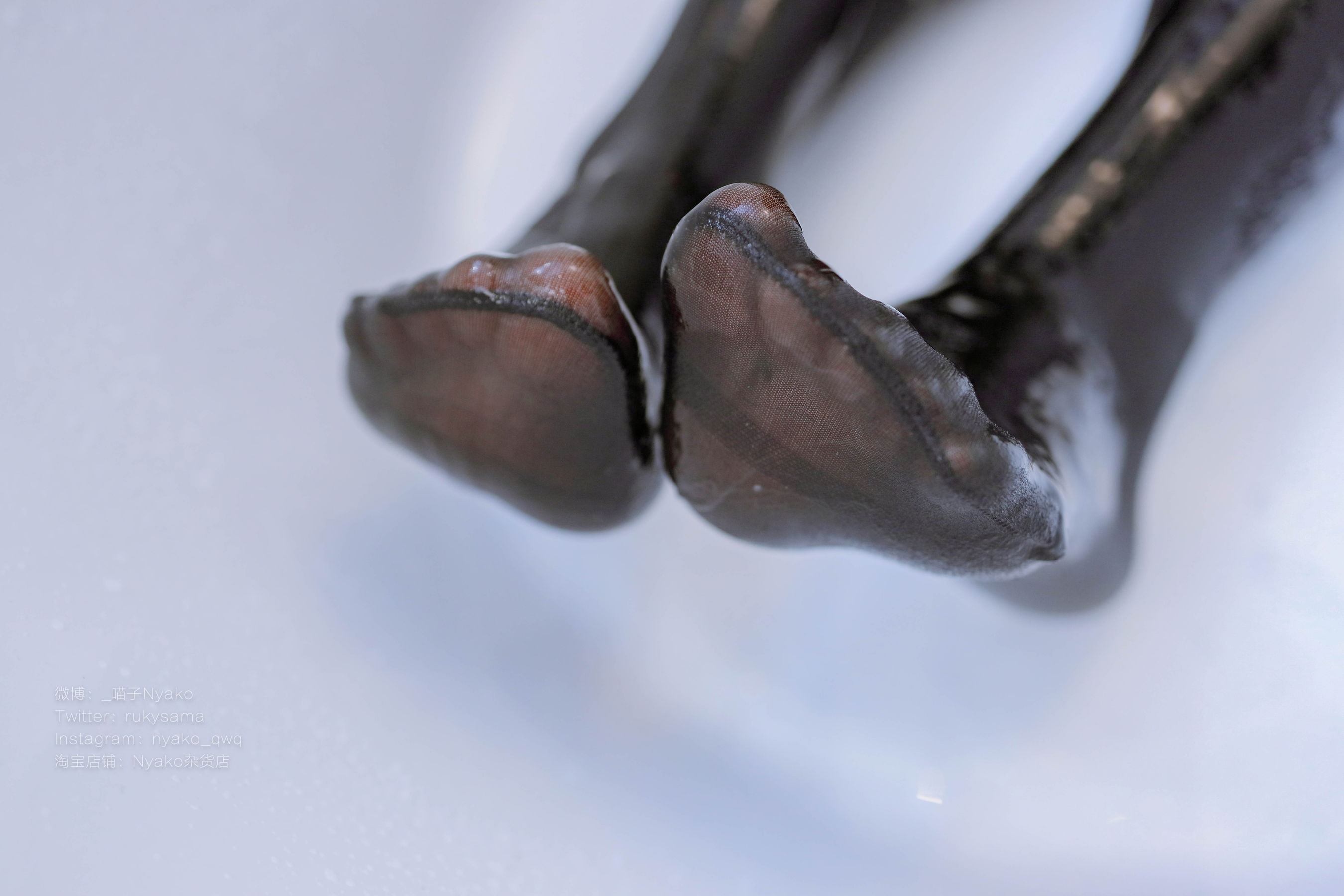 [福利COS] 萌妹子Nyako喵子 - 黑色透明竞泳第13张