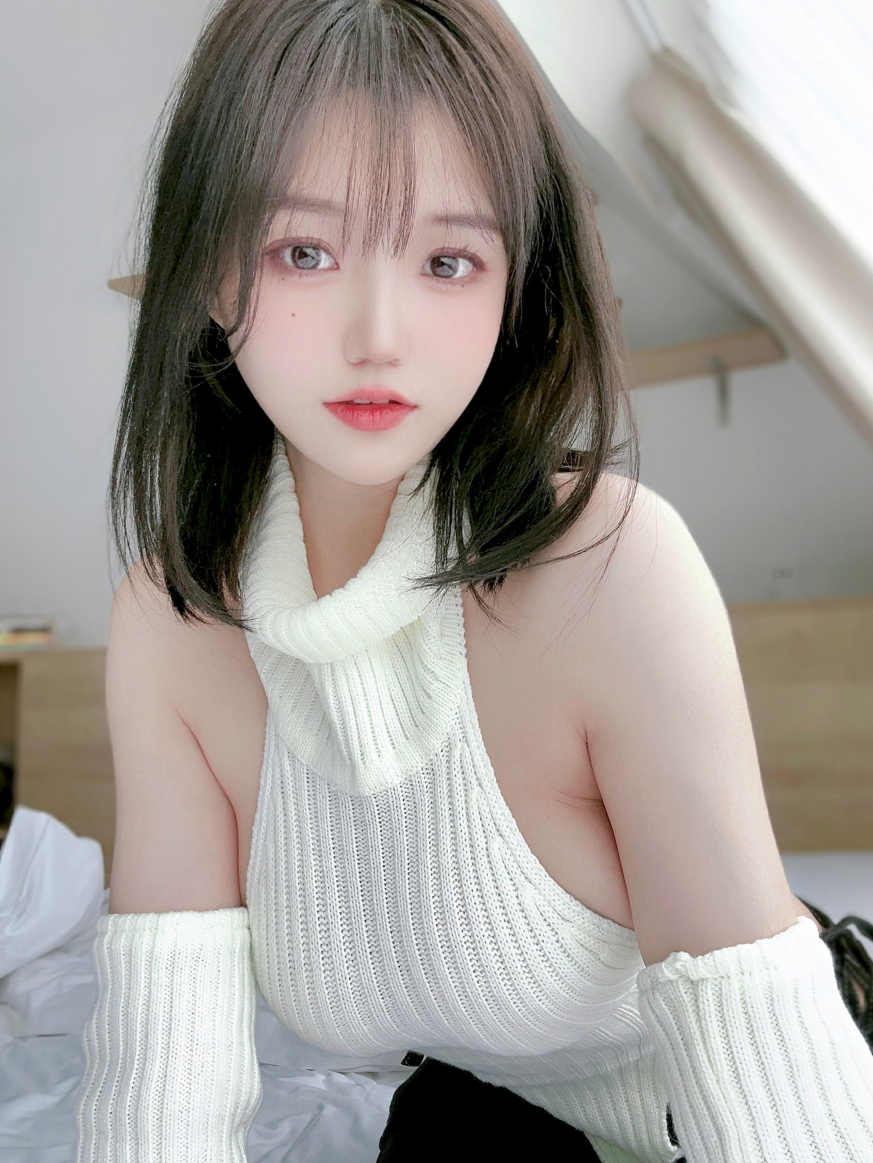 [福利COS] 动漫博主小仓千代w 2022-12-14 白色露背毛衣第6张