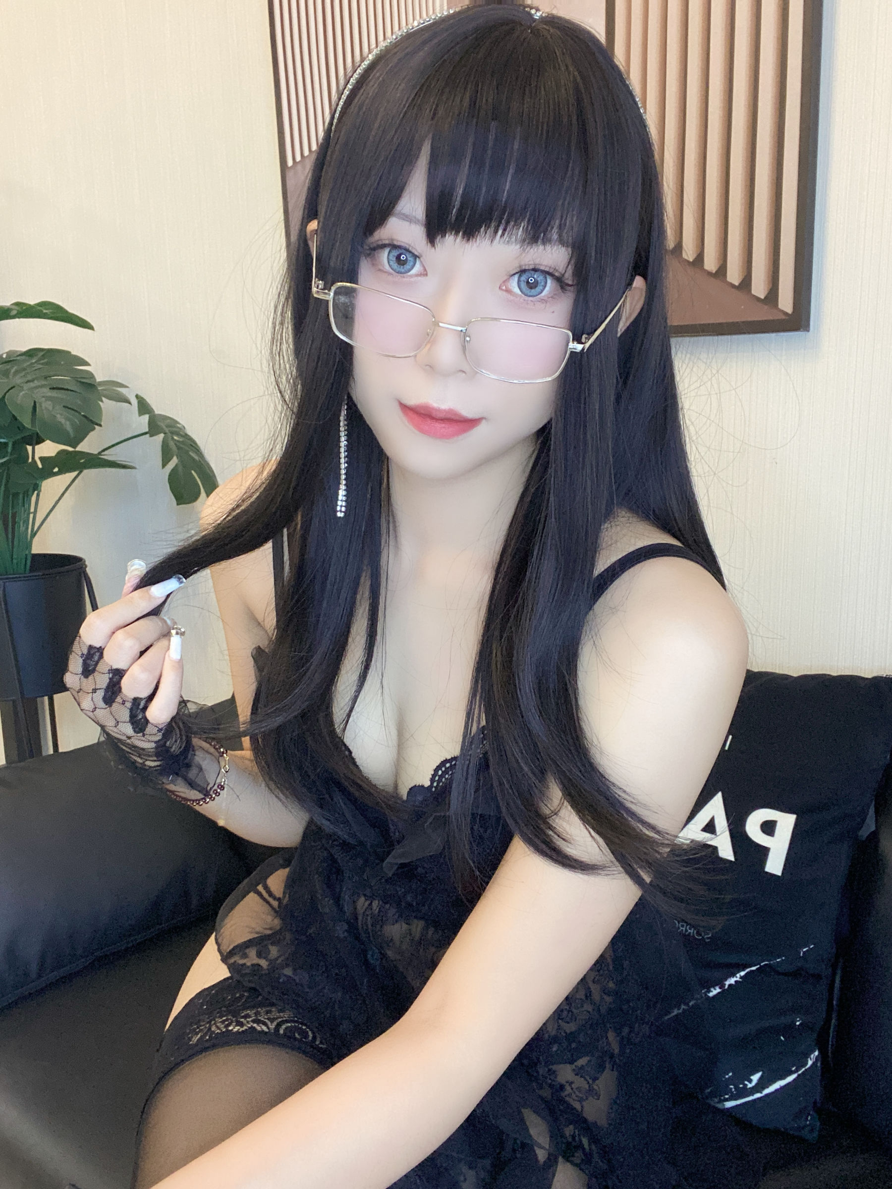 [福利COS] 动漫博主Money冷冷 - 蕾丝裙第1张