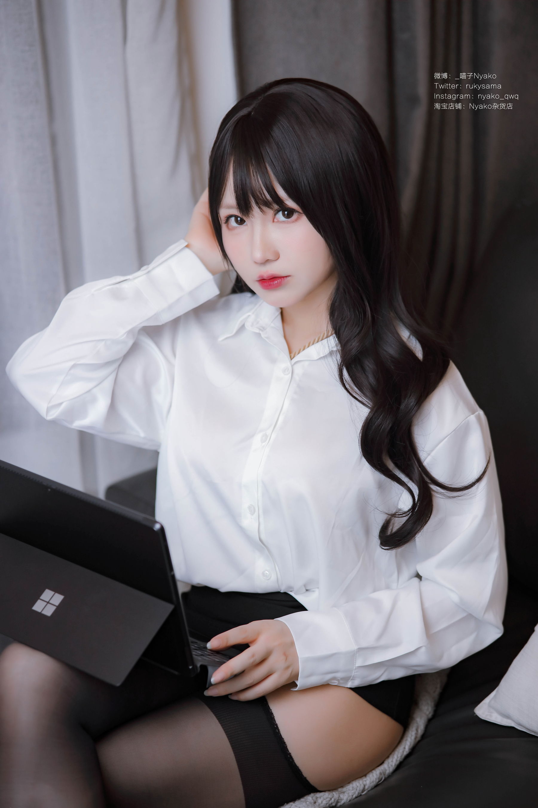 [福利COS] 萌妹子Nyako喵子 - 隣のやばいお姉さん OL第1张