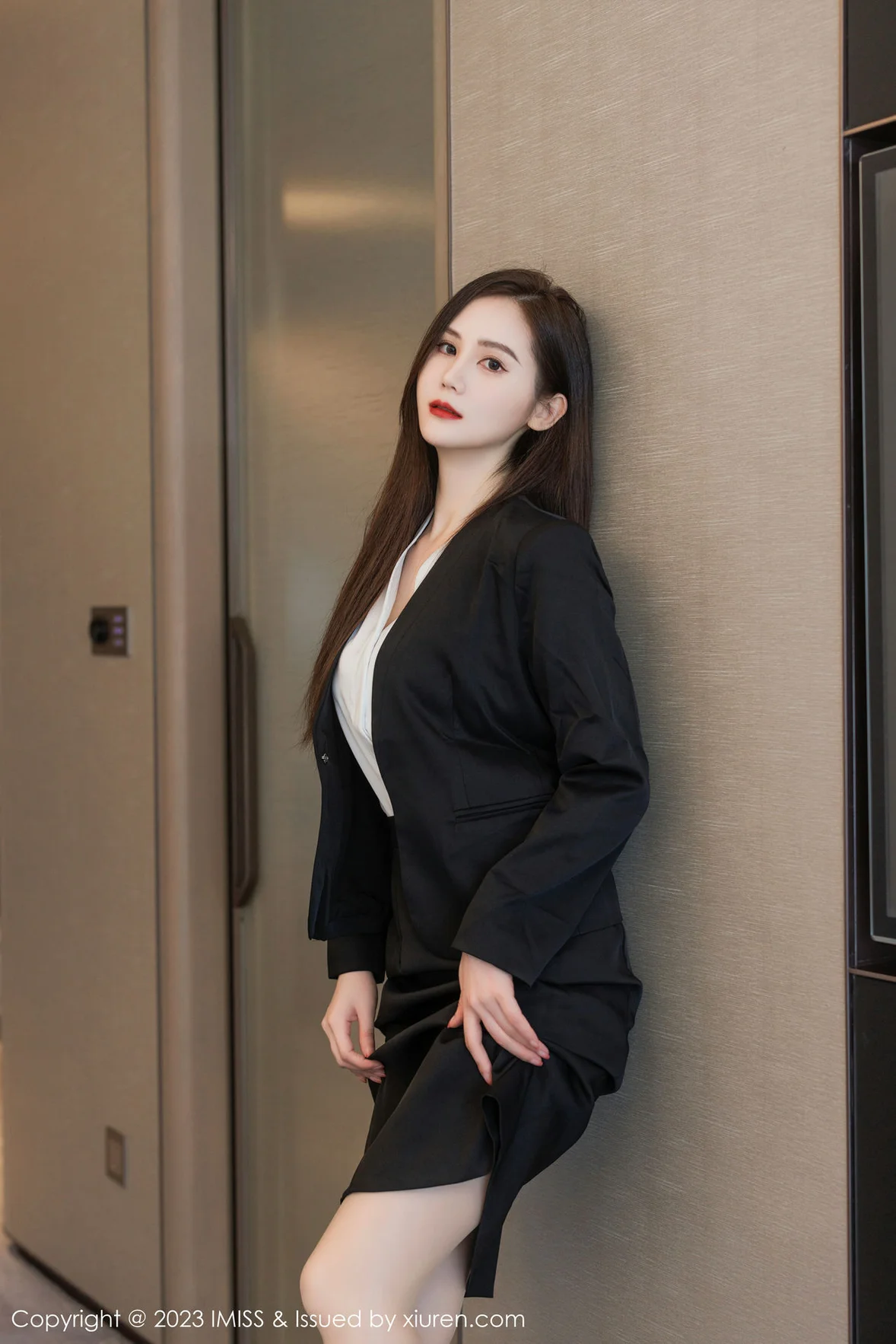  爱蜜社 Vol.739 SISY思 黑色Ol性感写真 [48P]第2张