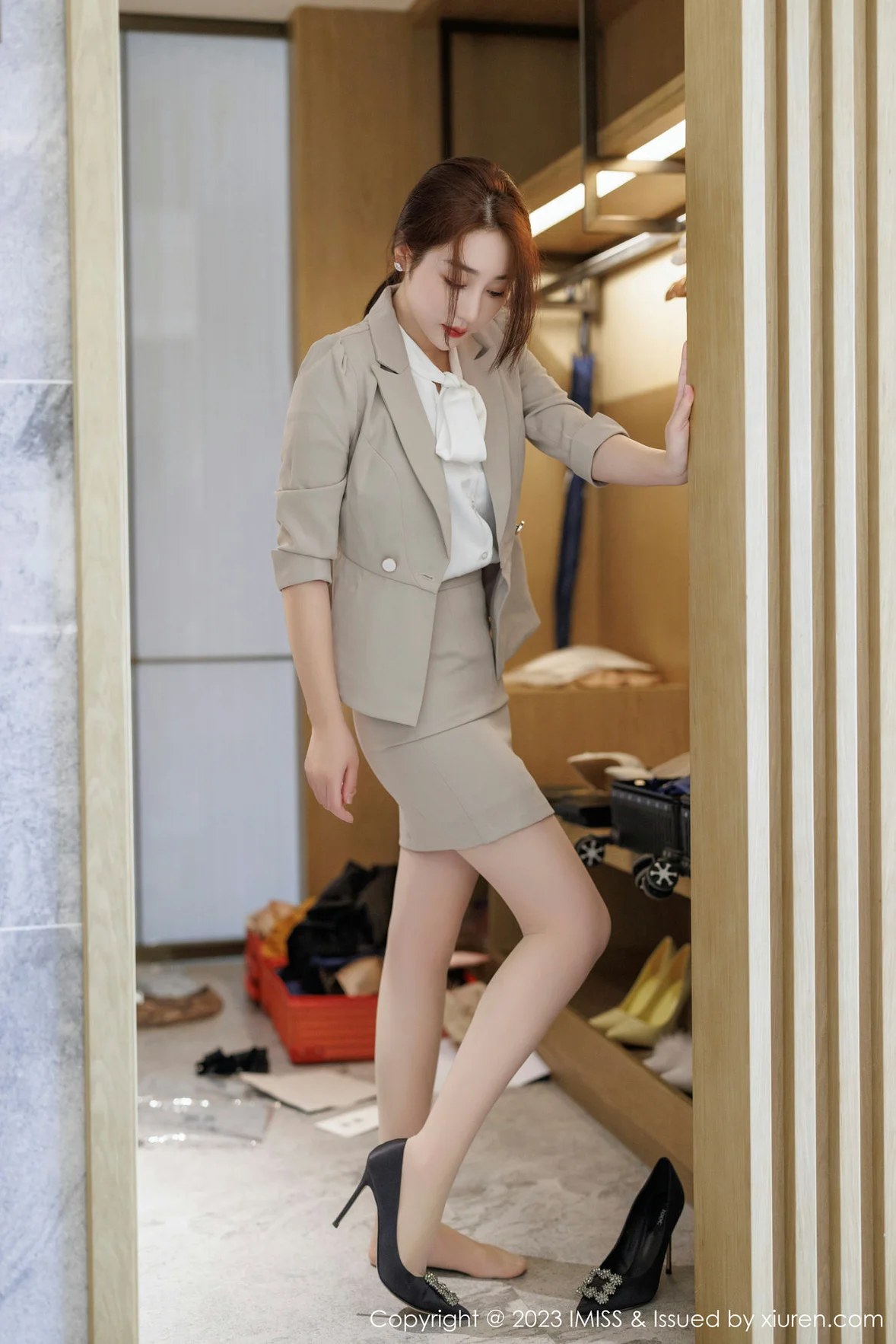  爱蜜社 Vol.735 九月生__ 灰色职业装性感写真 [58P]第12张