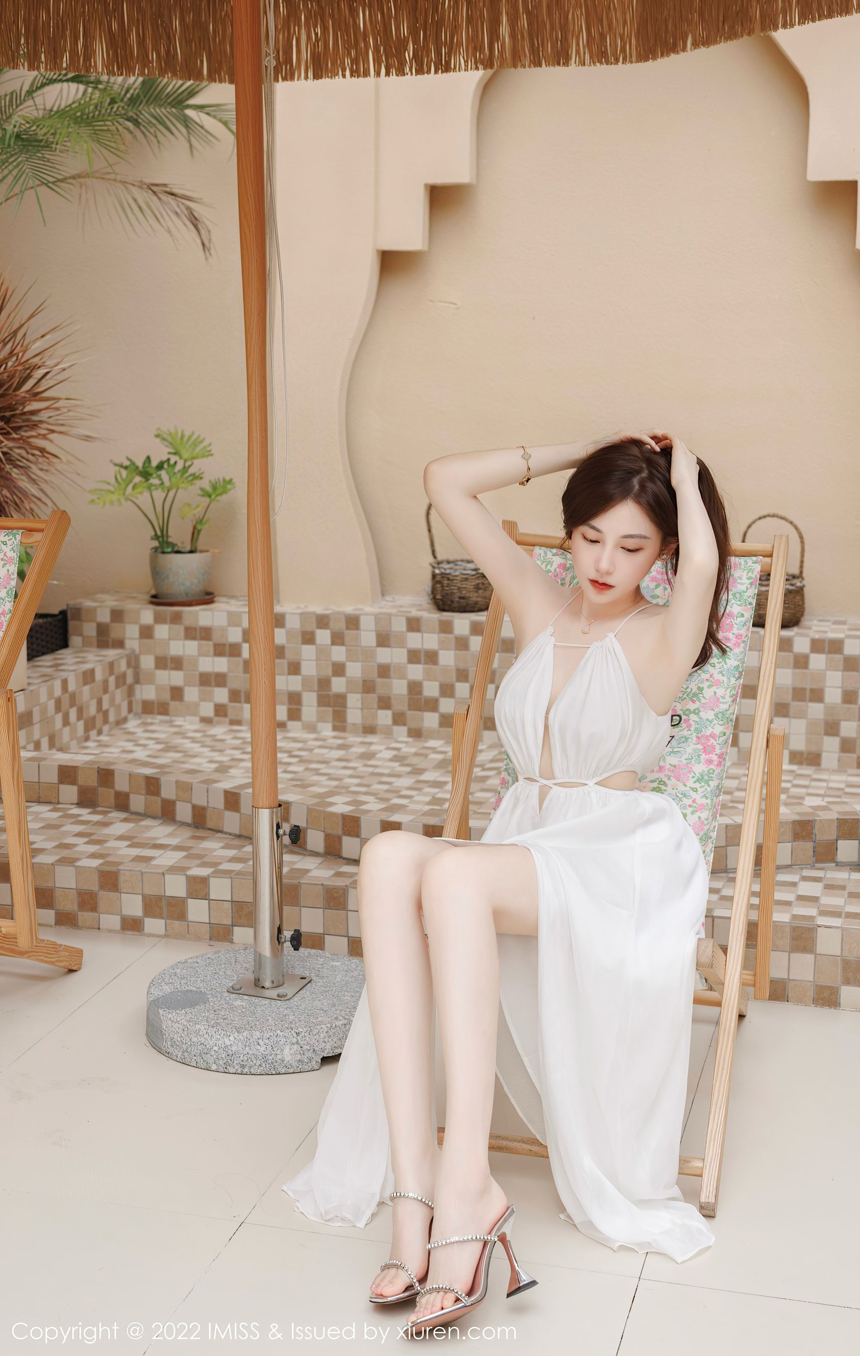  爱蜜社 VOL.706 Lynn刘奕宁 长裙美腿第3张