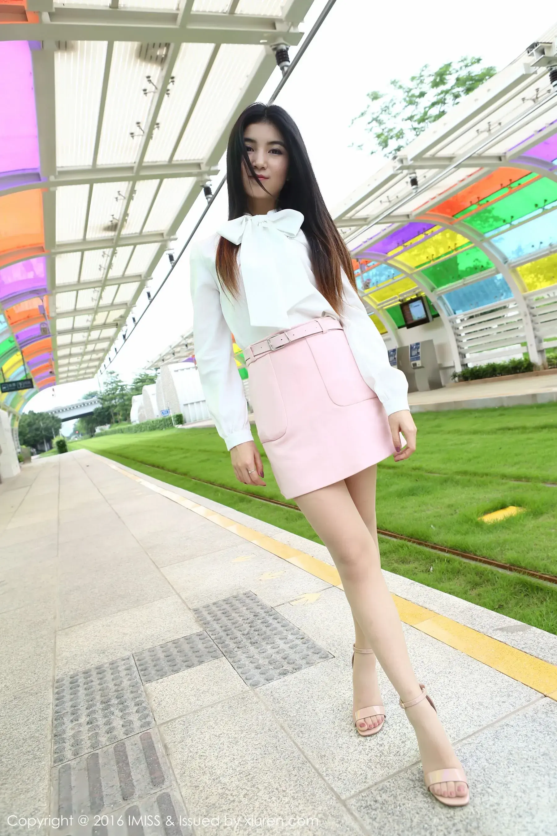 Winki丝姬《街拍丝袜美腿+车内丝袜诱惑》 爱蜜社IMiss Vol.094第2张