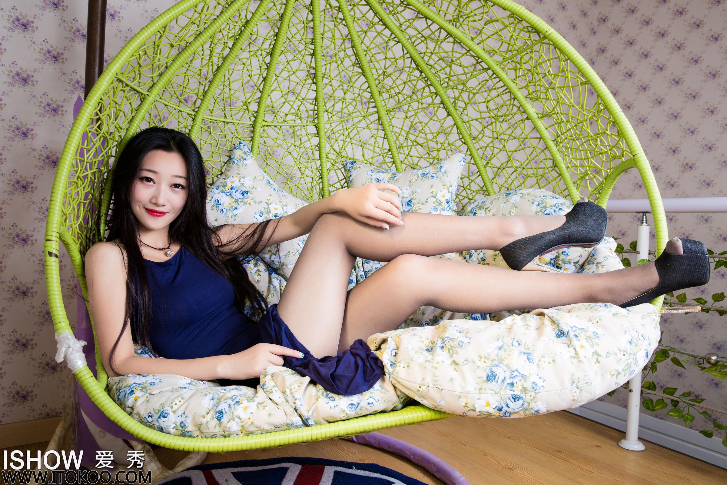 [ISHOW爱秀]蓝色连身开叉长裙美女 妍妍Yan 灰丝美腿与黑色高跟性感写真 2015-11-12 No.017第6张