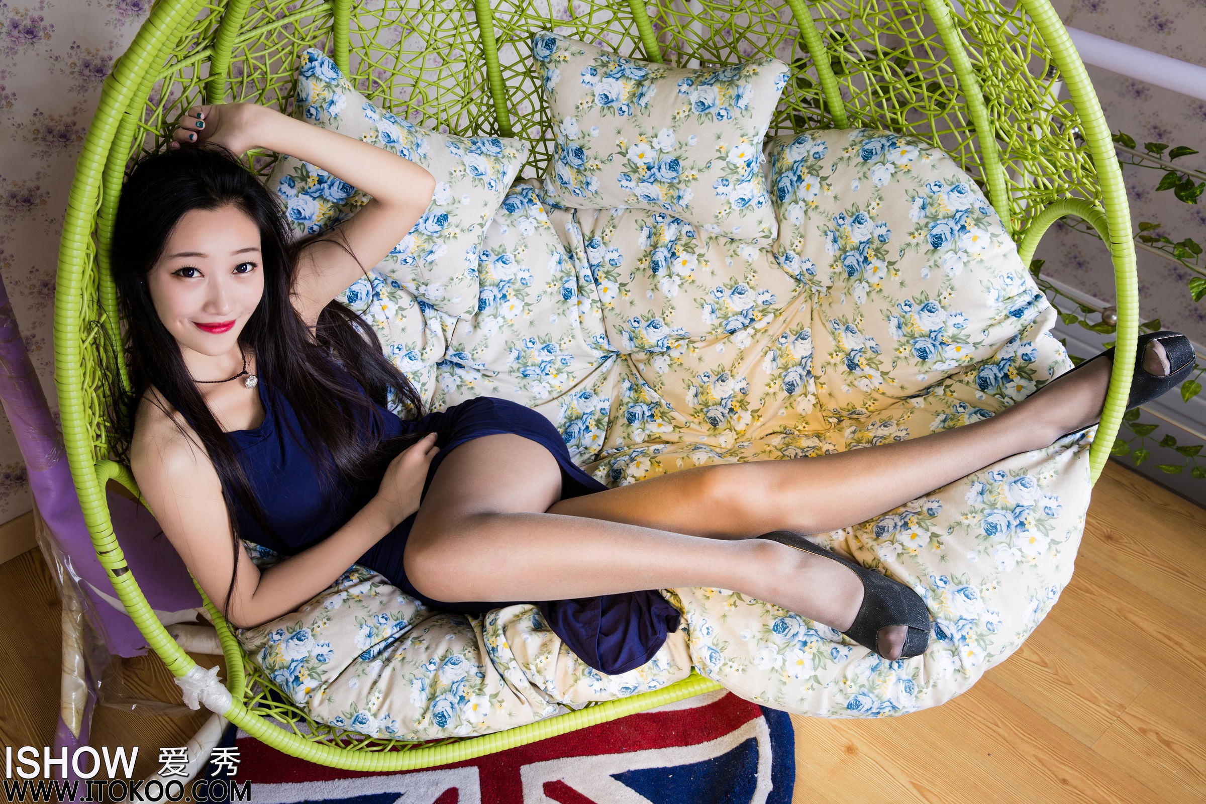 [ISHOW爱秀]蓝色连身开叉长裙美女 妍妍Yan 灰丝美腿与黑色高跟性感写真 2015-11-12 No.017第7张