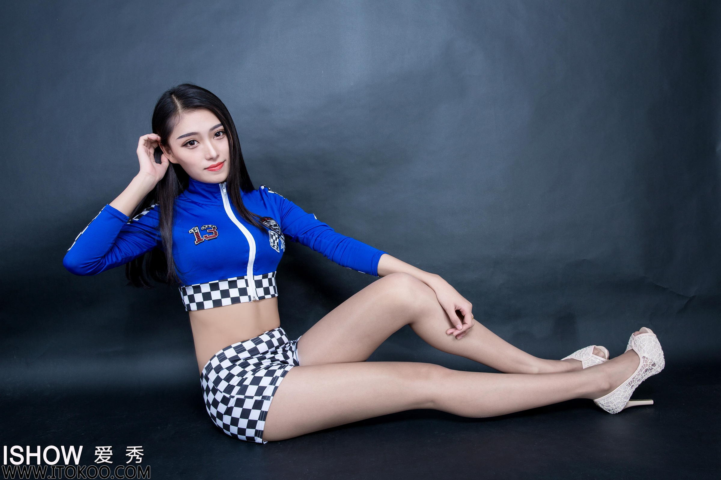 [ISHOW爱秀]蓝色赛车女郎制服美女 王钰彤Kimi 肉丝美腿与白色高跟性感写真 2016-01-09 No.025第5张