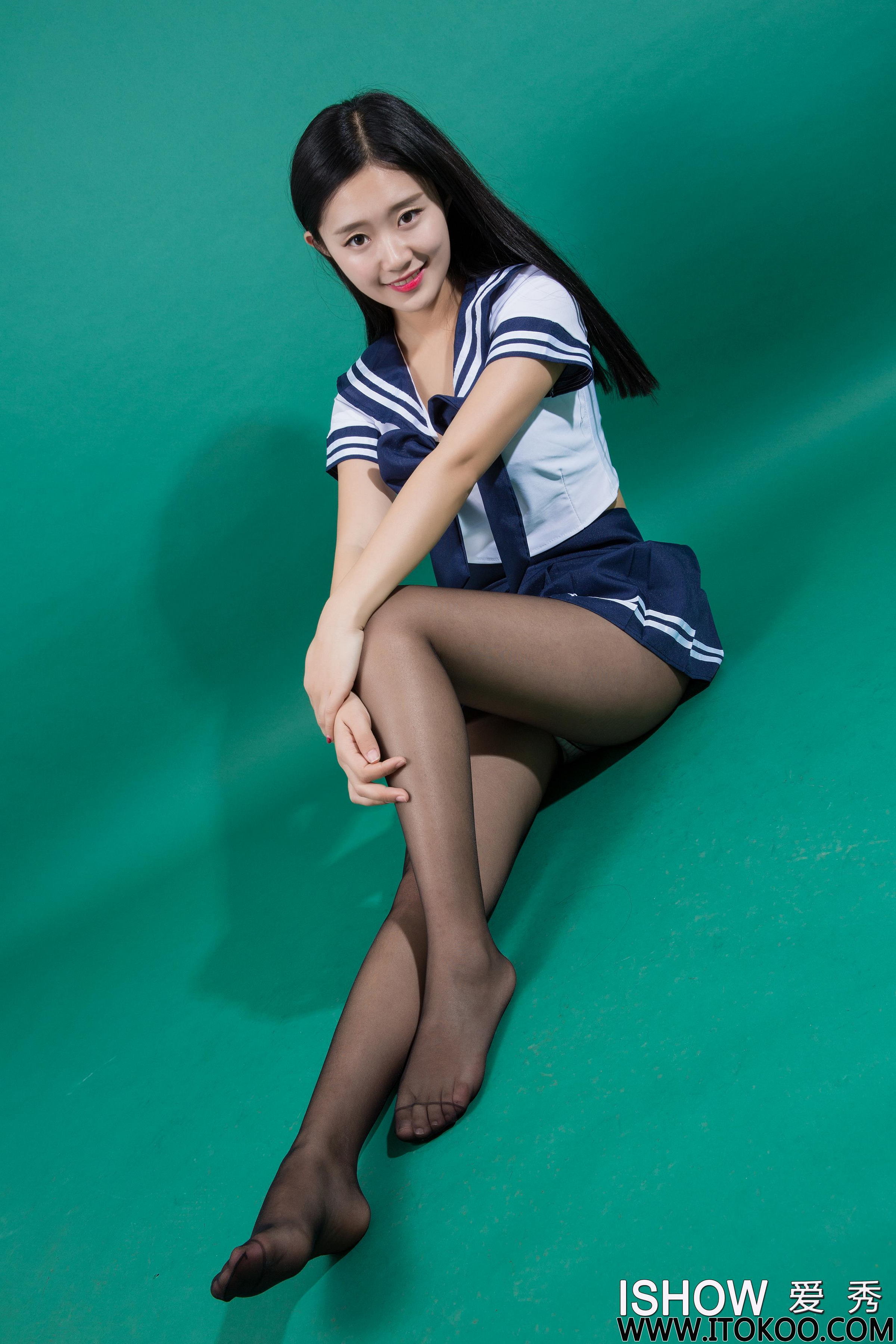 [ISHOW爱秀]蓝白水手学生制服美女Model 樱桃Cherry 黑丝美腿与闪亮高跟性感写真 2016-01-23 No.027第6张