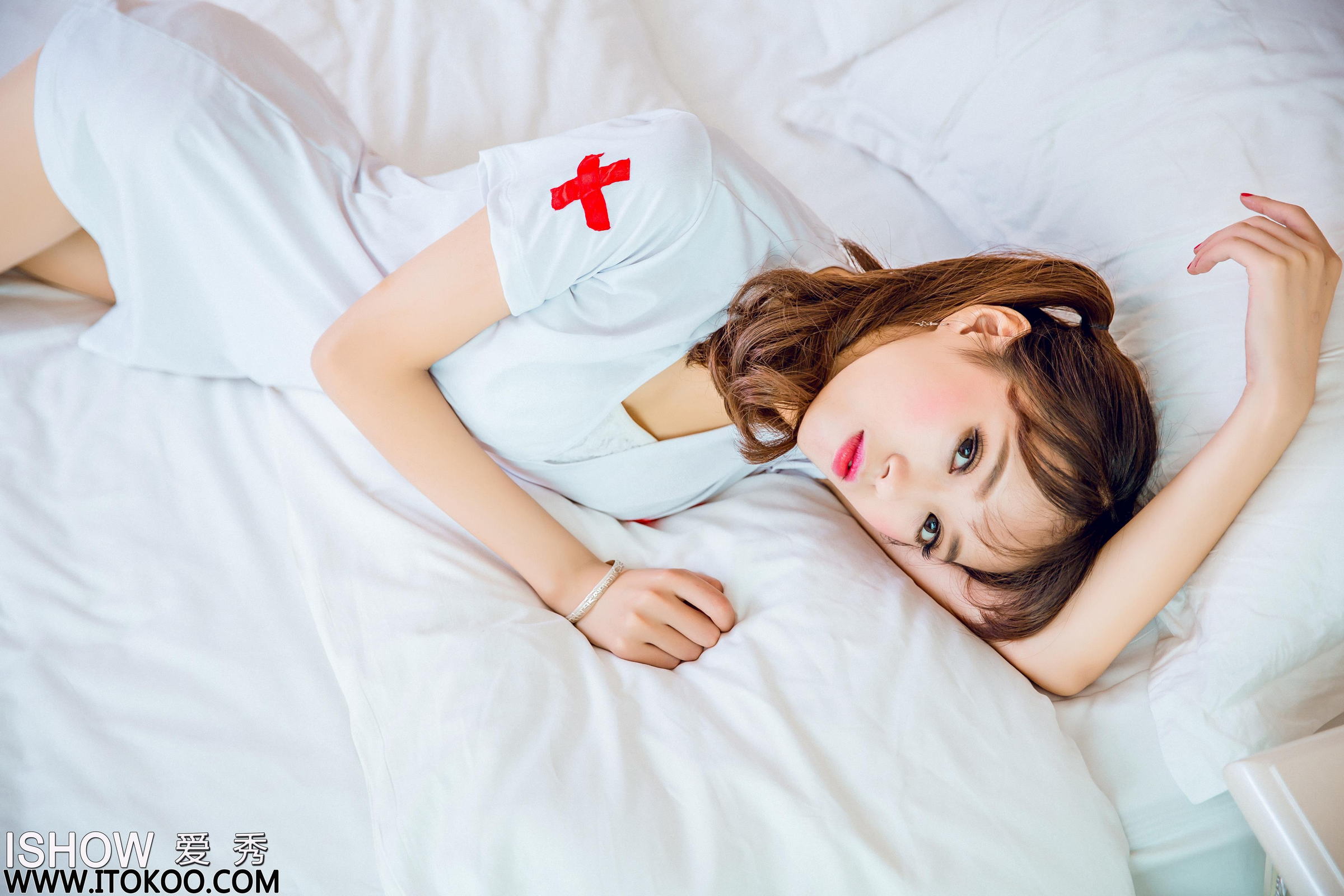 [ISHOW爱秀]白色情趣护士制服美女 馨雅Adela 肉色丝袜美腿性感写真 2016-08-27 No.064第3张