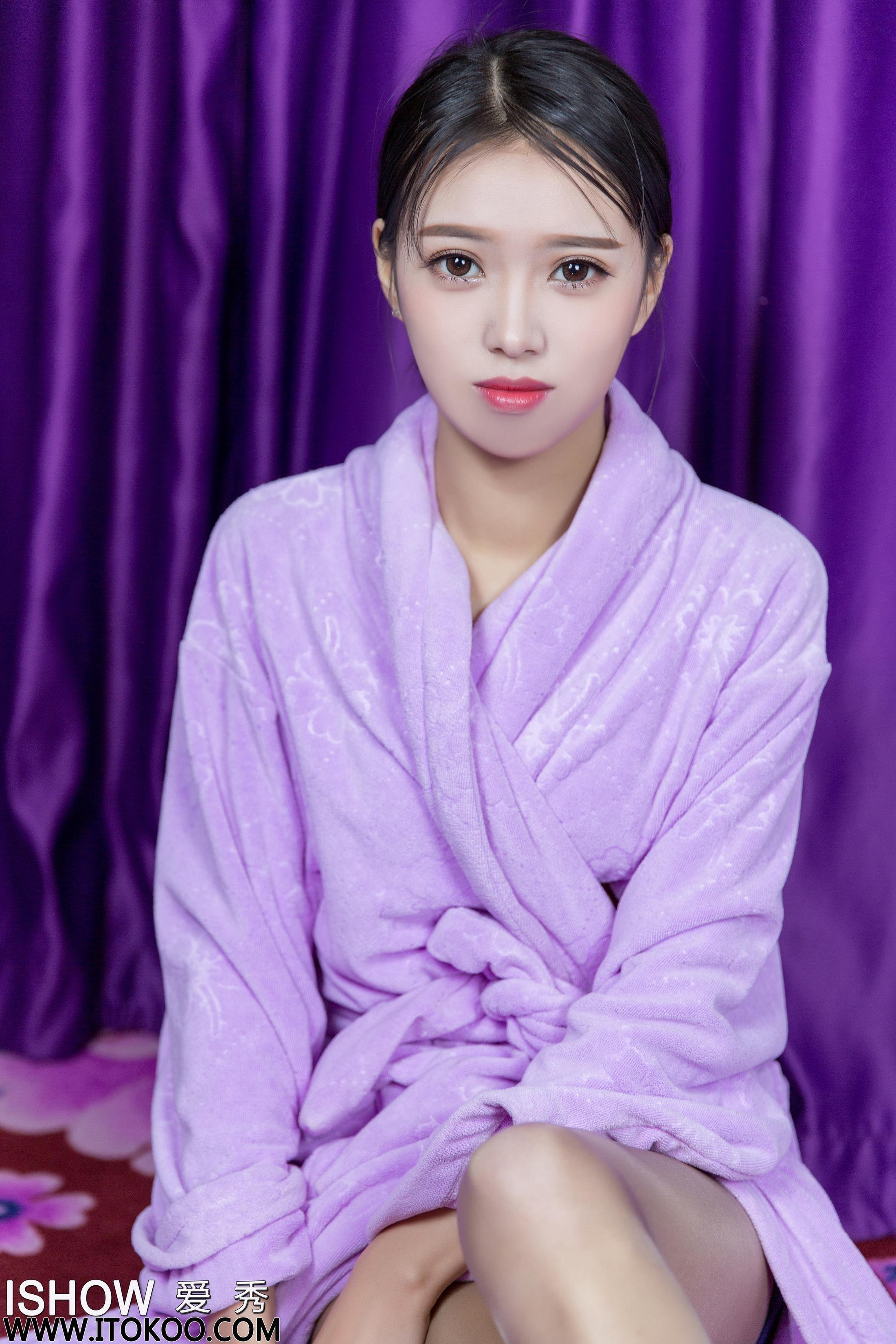 [ISHOW爱秀]2017-09-09 No.119 馨雅Adela 白色背心与蓝色短裙加灰色丝袜美腿性感私房写真集第10张