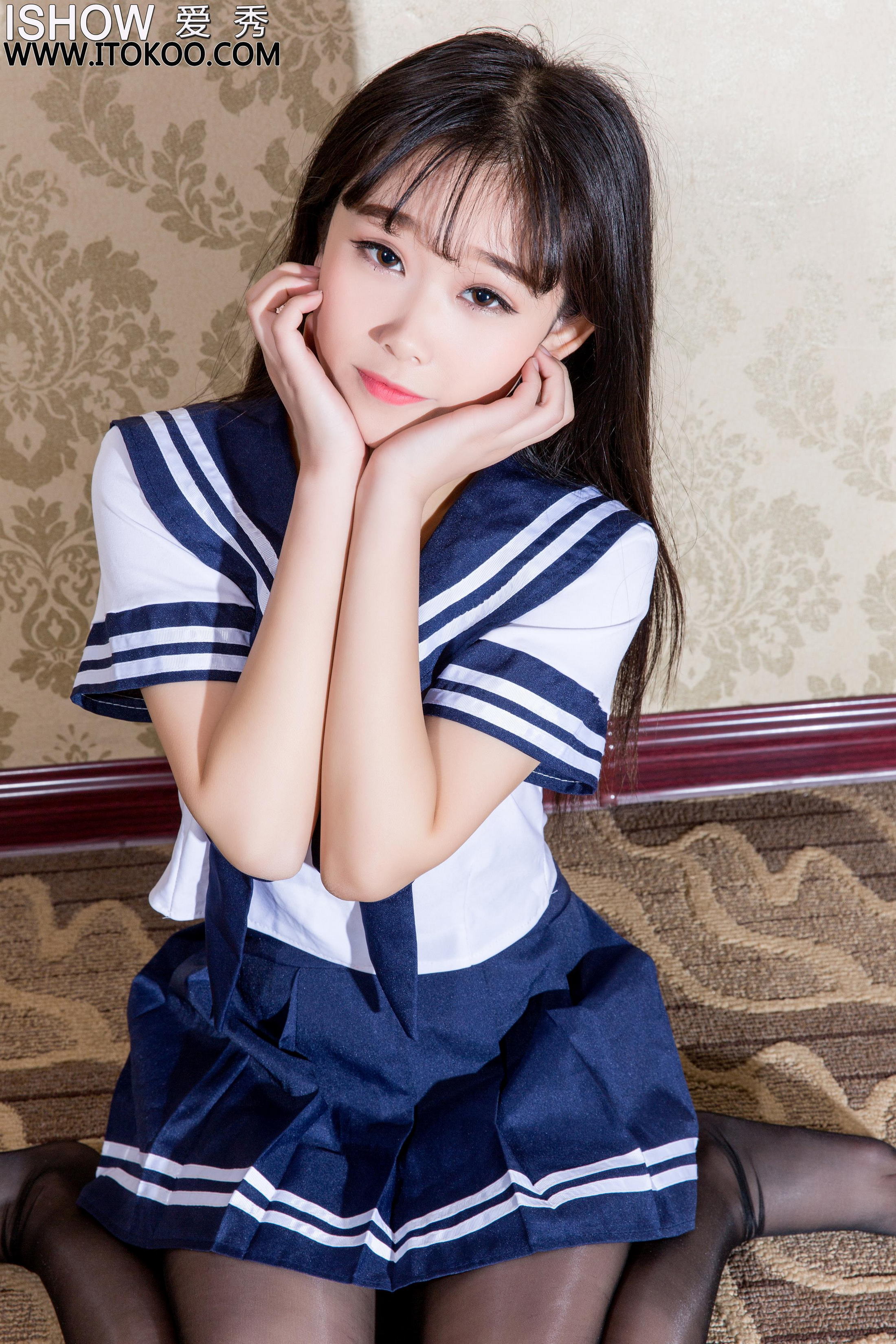 [ISHOW爱秀]NO.132 兔囡囡 高中女生制服与性感连体内衣加丝袜美腿私房写真集第5张