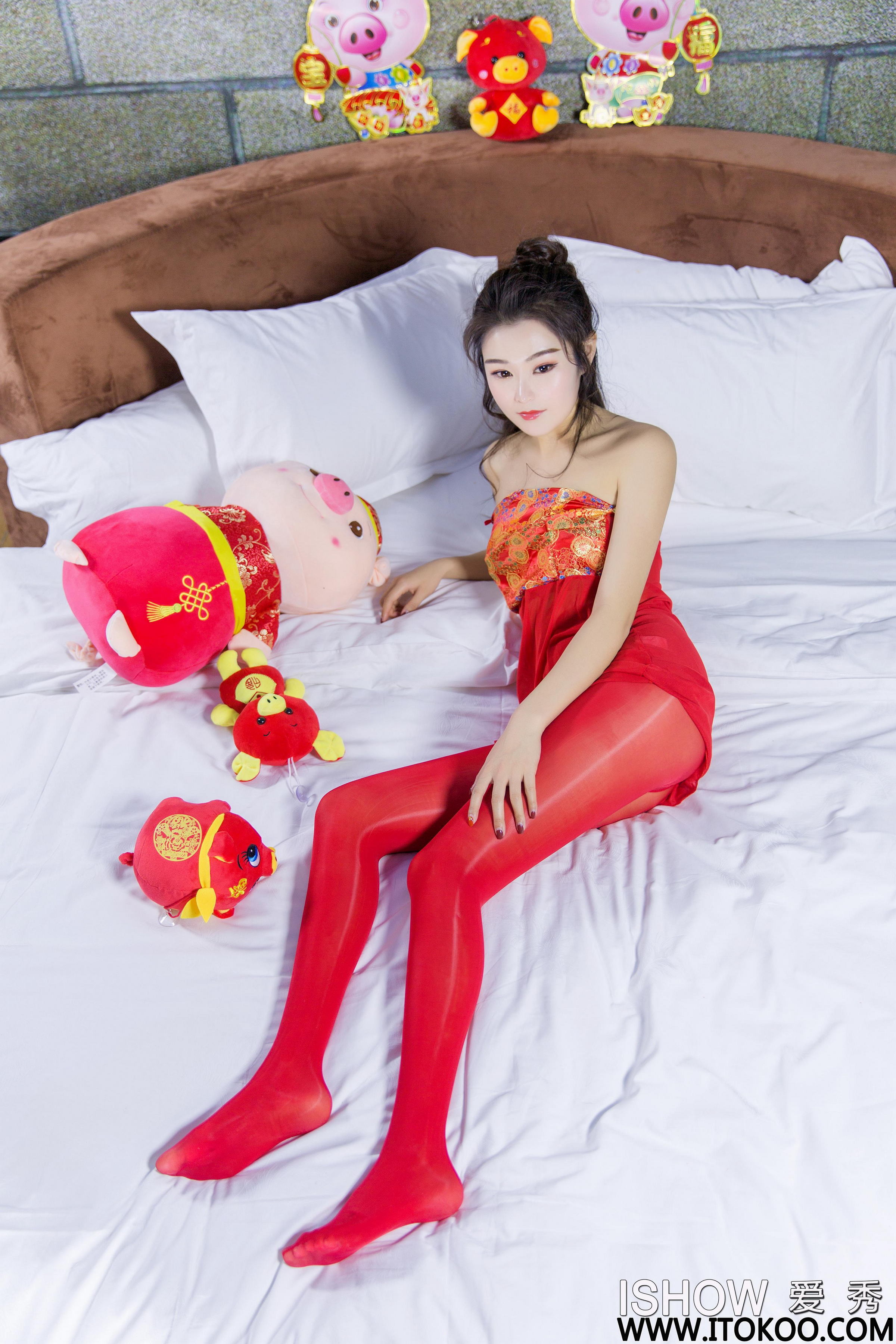 [ISHOW爱秀]NO.188 周佳妮Janiee 红色透视抹胸裙加红色丝袜美腿性感私房写真集第6张