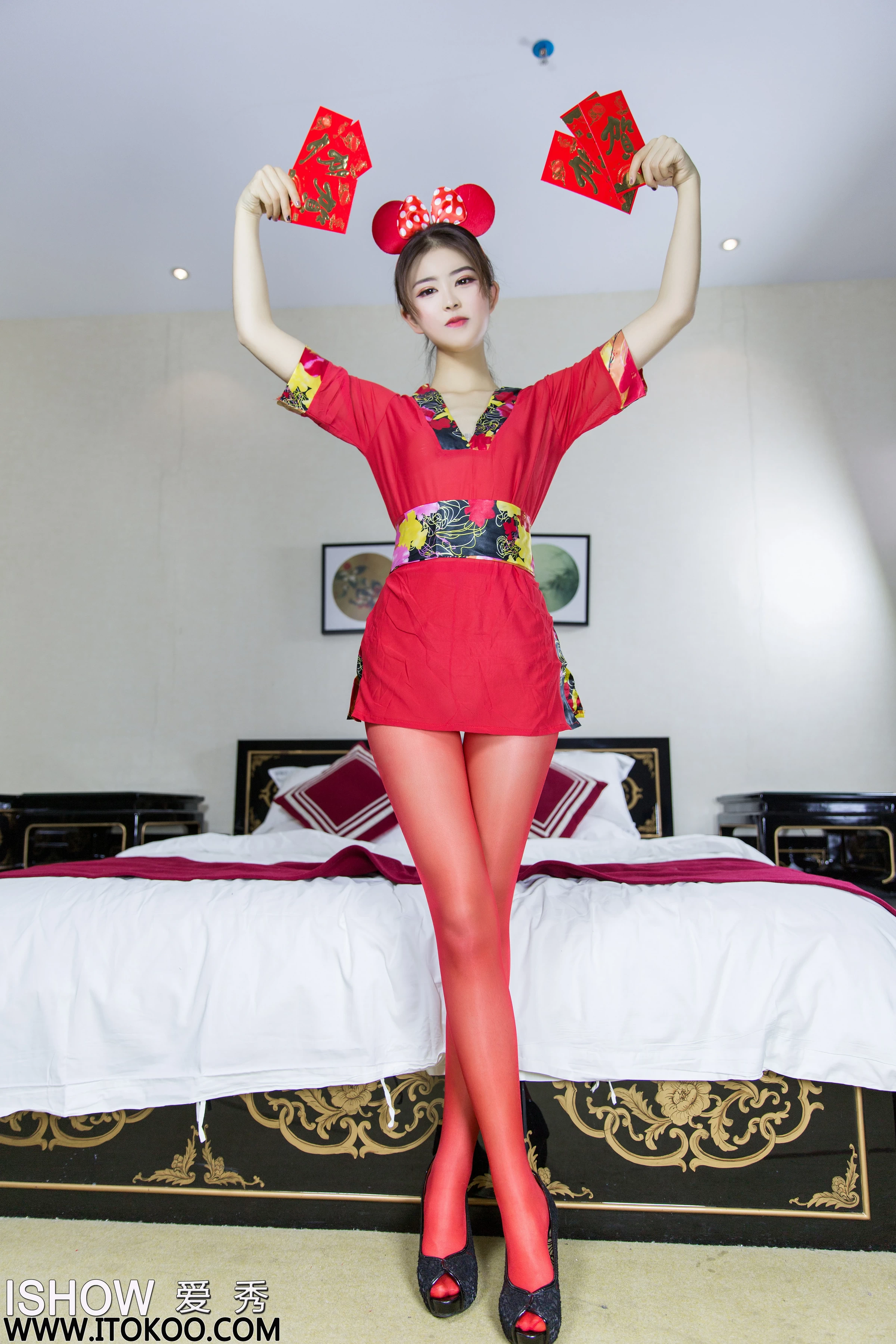 [ISHOW爱秀]NO.213 鼠你最美 杨伊伊Eva 红色透视情趣制服裙加红色丝袜美腿性感私房写真集第3张