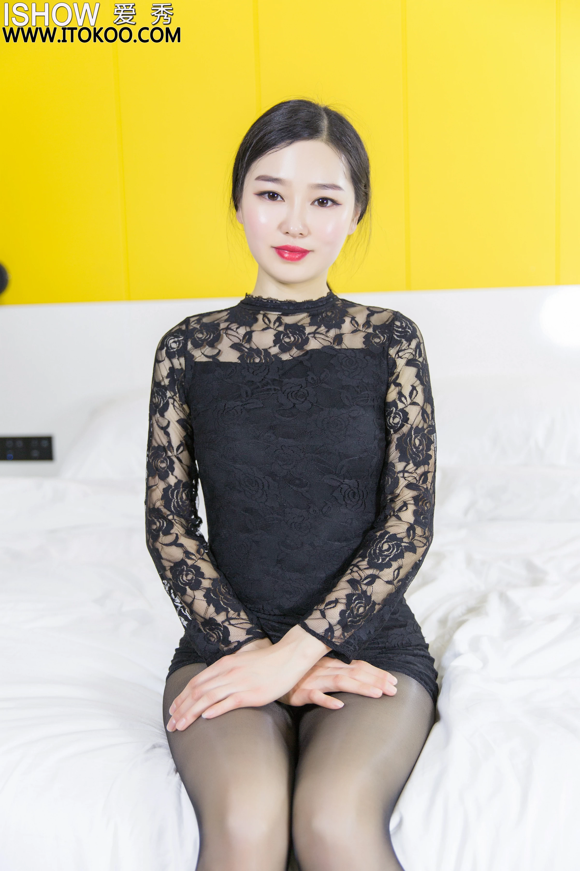 [ISHOW爱秀]NO.217 范芳宛Verna 黑色紧身短袖与短裙加黑色丝袜美腿性感私房写真集第11张