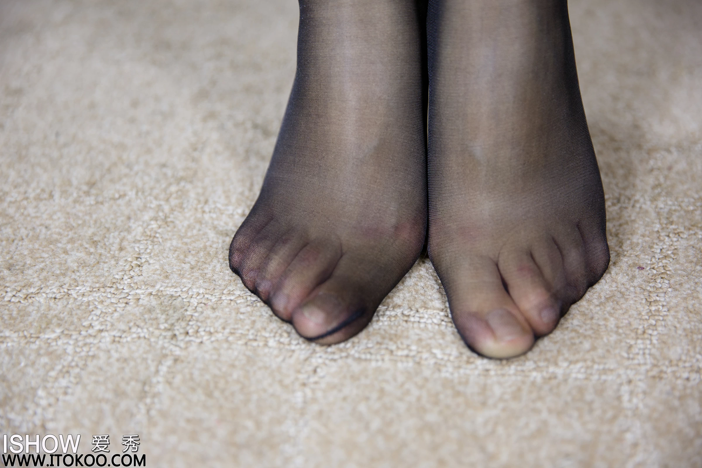[ISHOW爱秀]NO.317 性感女秘书 檬檬 黑色短裙加黑丝美腿私房写真集第3张