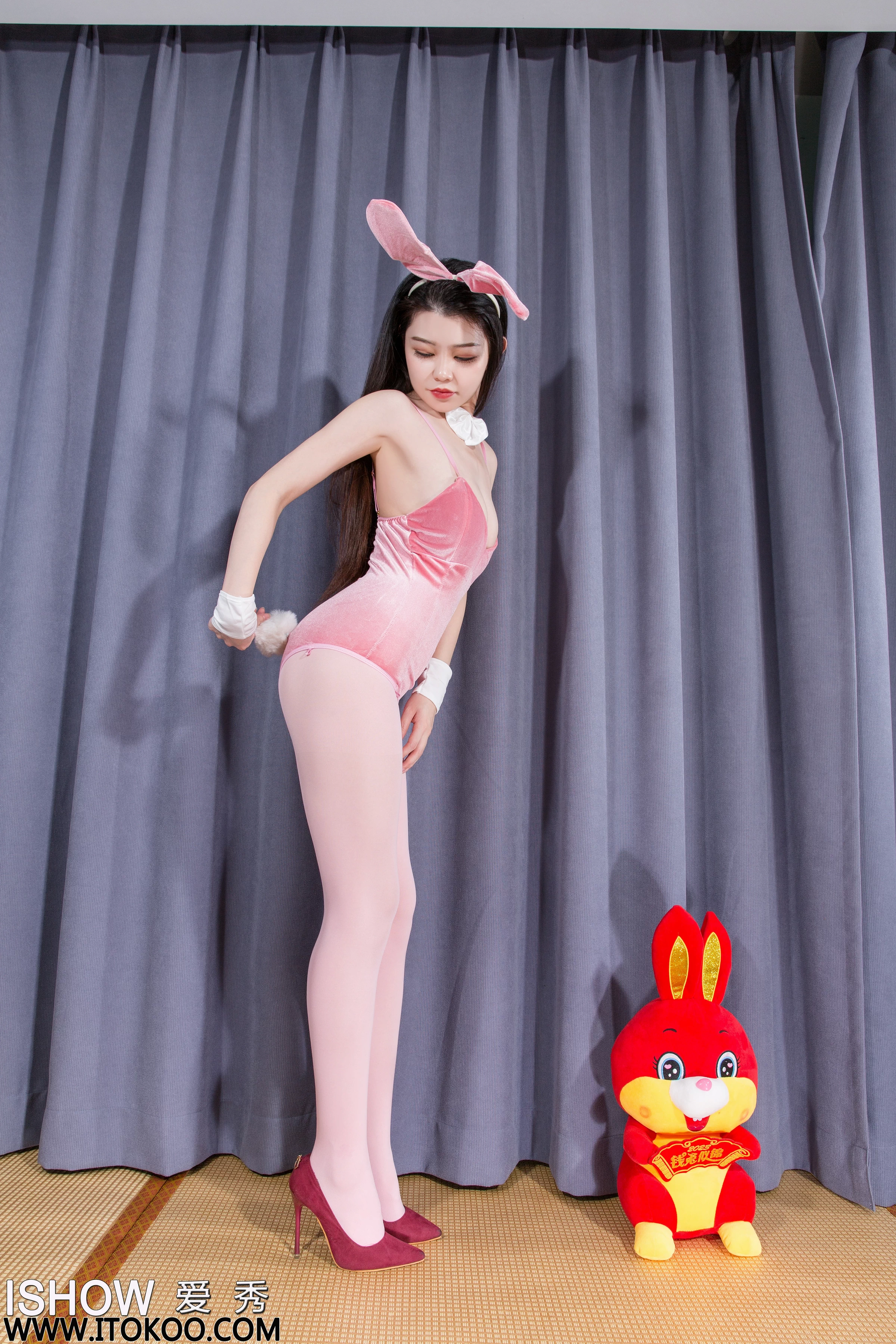 [ISHOW爱秀]NO.350 性感兔女郎 林沐沐Liny 粉色情趣制服内衣加粉色丝袜美腿私房写真集第1张