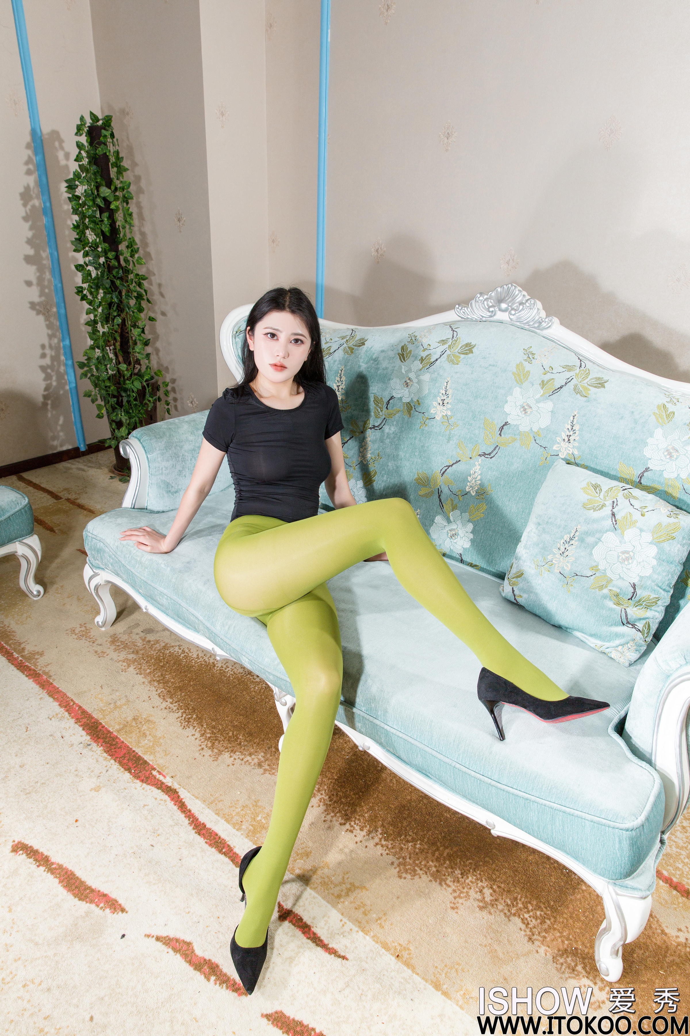 [ISHOW爱秀]2024-07-13 NO.424 薛婧雯Jill 黑色紧身透视短袖加牛油果色打底丝裤袜性感私房写真集第5张