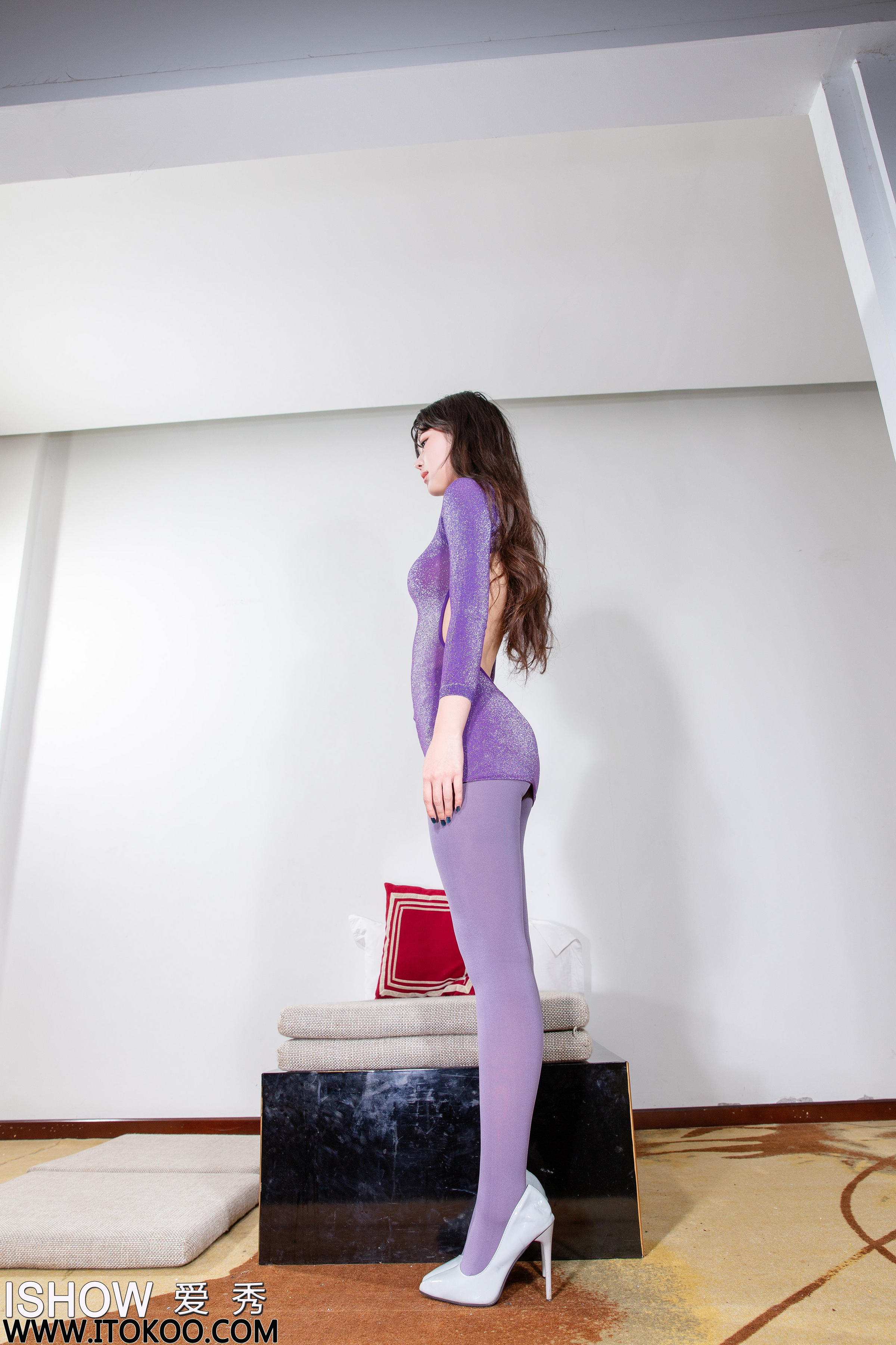 [ISHOW爱秀]2024-07-27 NO.426 蔡白白 黑色运动背心加黑色紧身漆皮裤性感私房写真集第6张