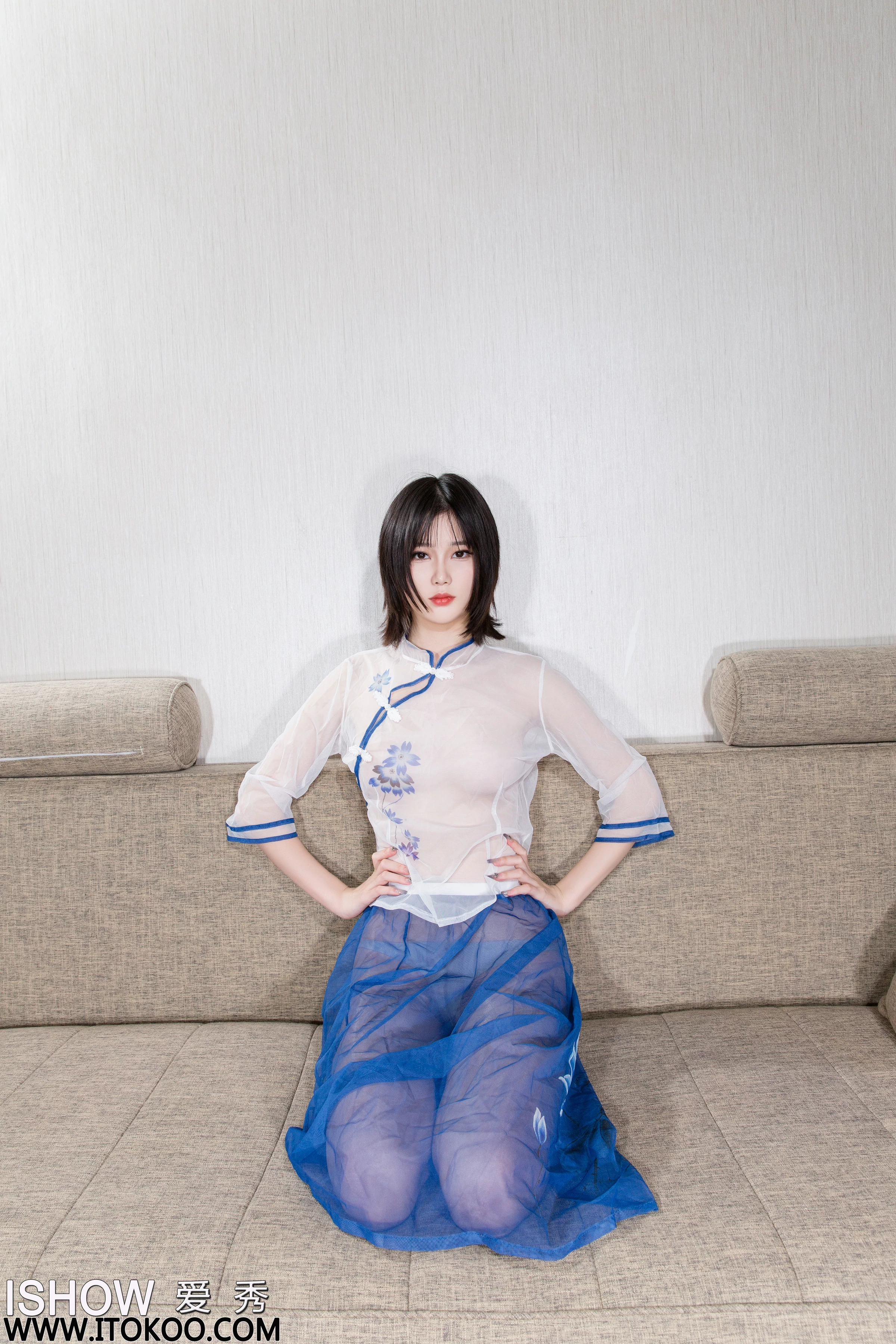 [ISHOW爱秀]2023-11-04 NO.389 张嘉琪Cassie 白色情趣旗袍与蓝色透视短裙加肉丝美腿性感私房写真集第10张