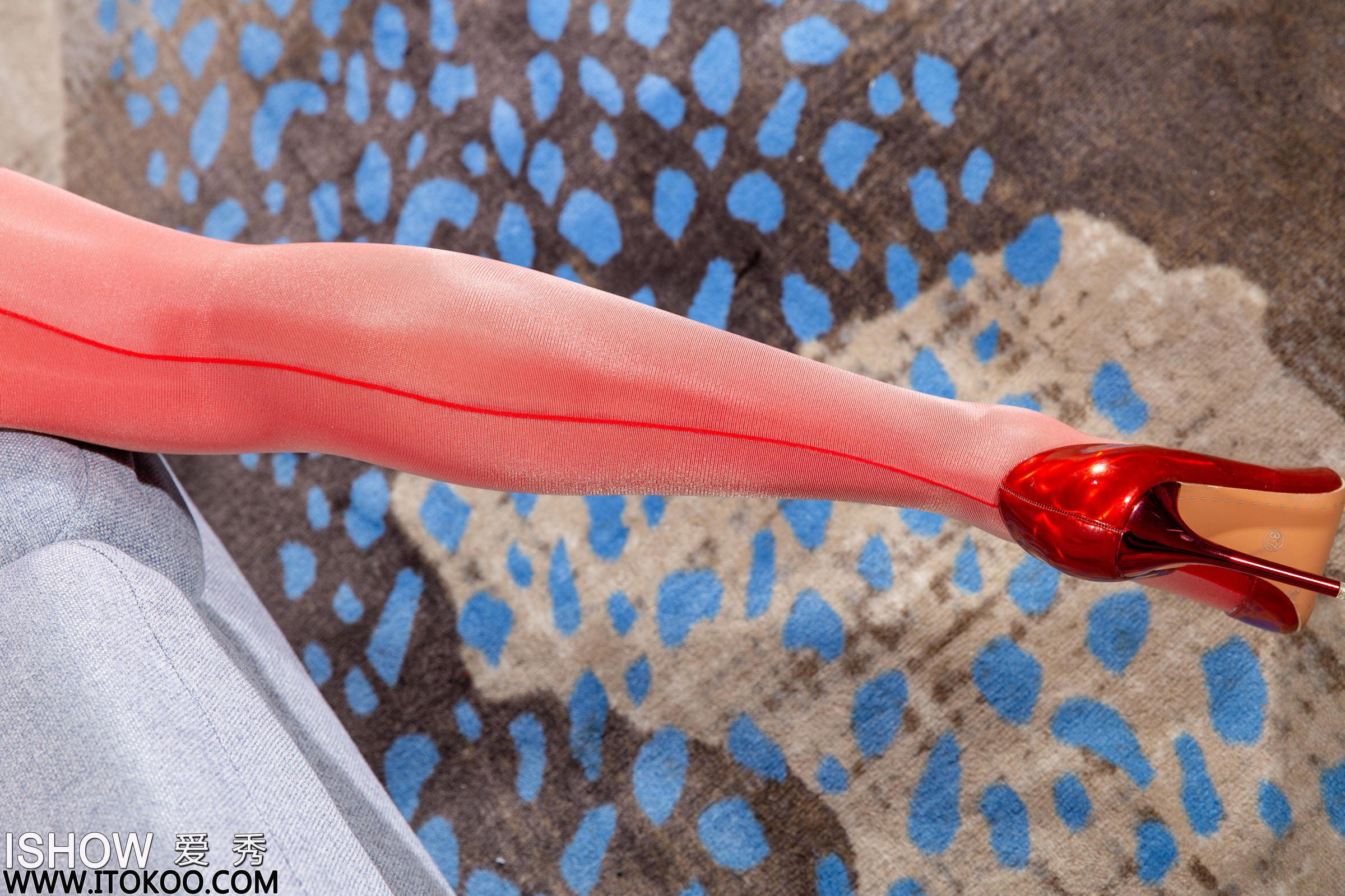 [ISHOW爱秀]2025-02-12 NO.442 薛婧雯Jill 红色紧身透视连体衣加红色丝袜美腿性感私房写真集第8张