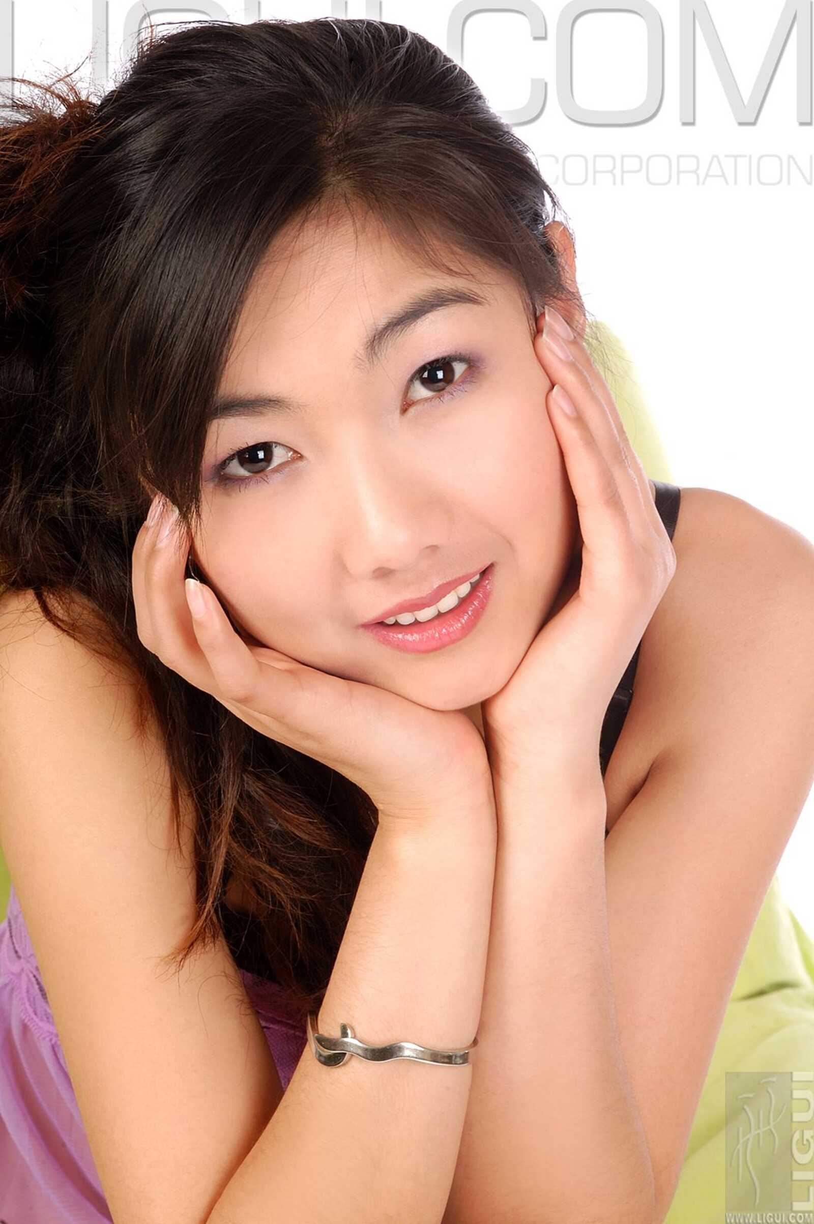 [丽柜LiGui] Model 丝丝《美足踩踏蔬菜》写真图片第14张