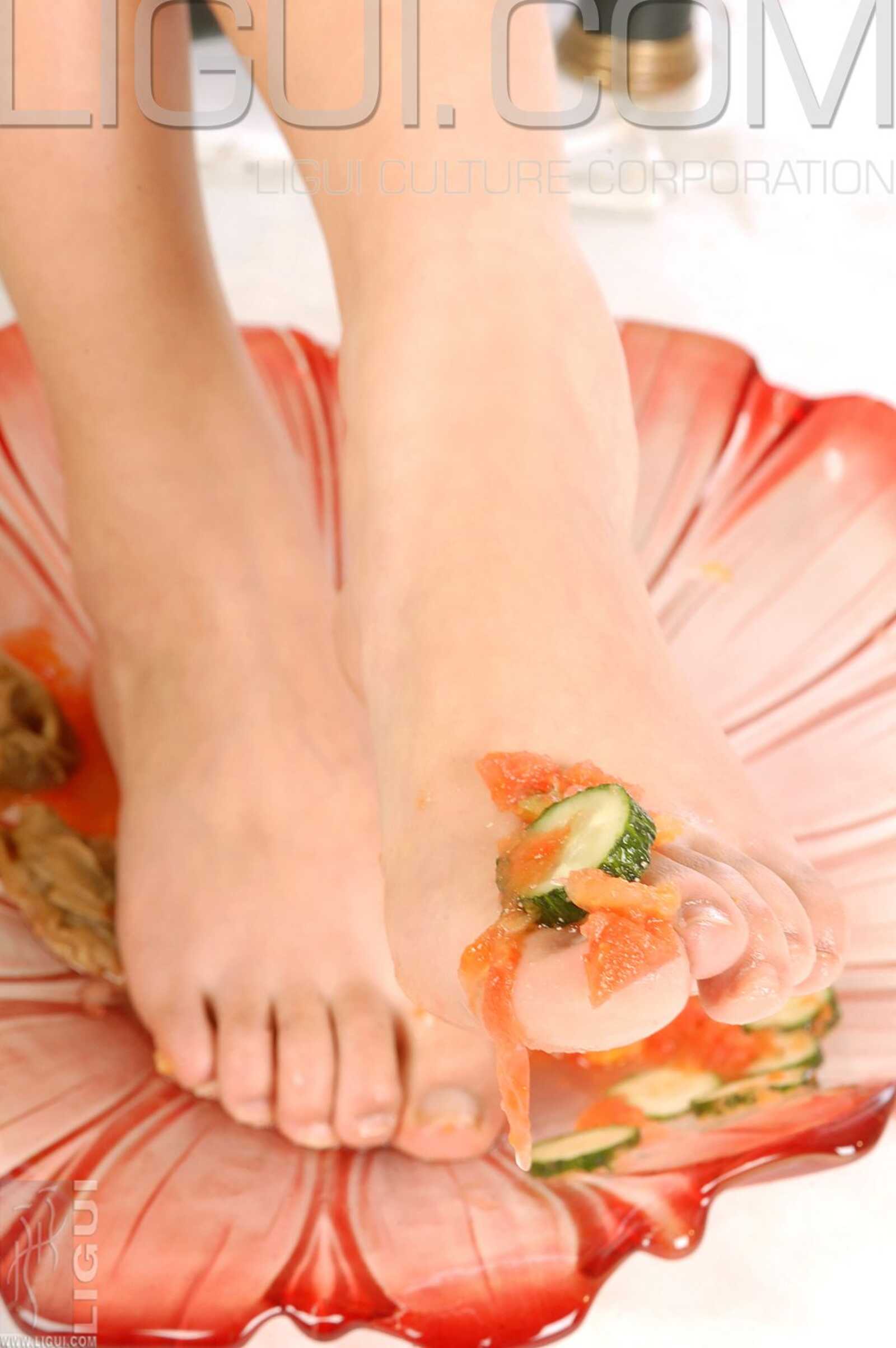 [丽柜LiGui] Model 丝丝《美足踩踏蔬菜》写真图片第3张