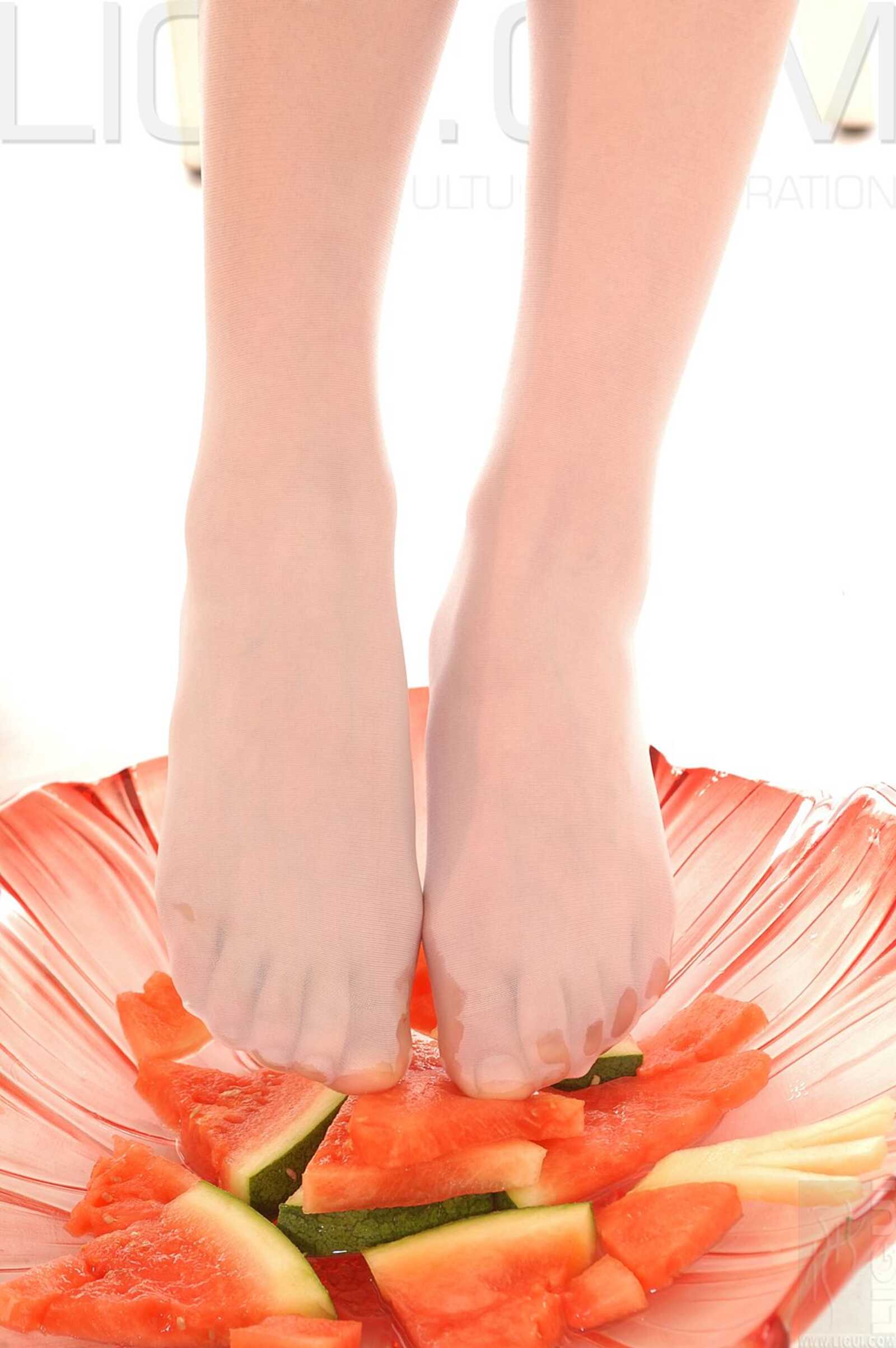 [丽柜LiGui] Model 海伦《玉足榨汁機》丝足写真集图第10张